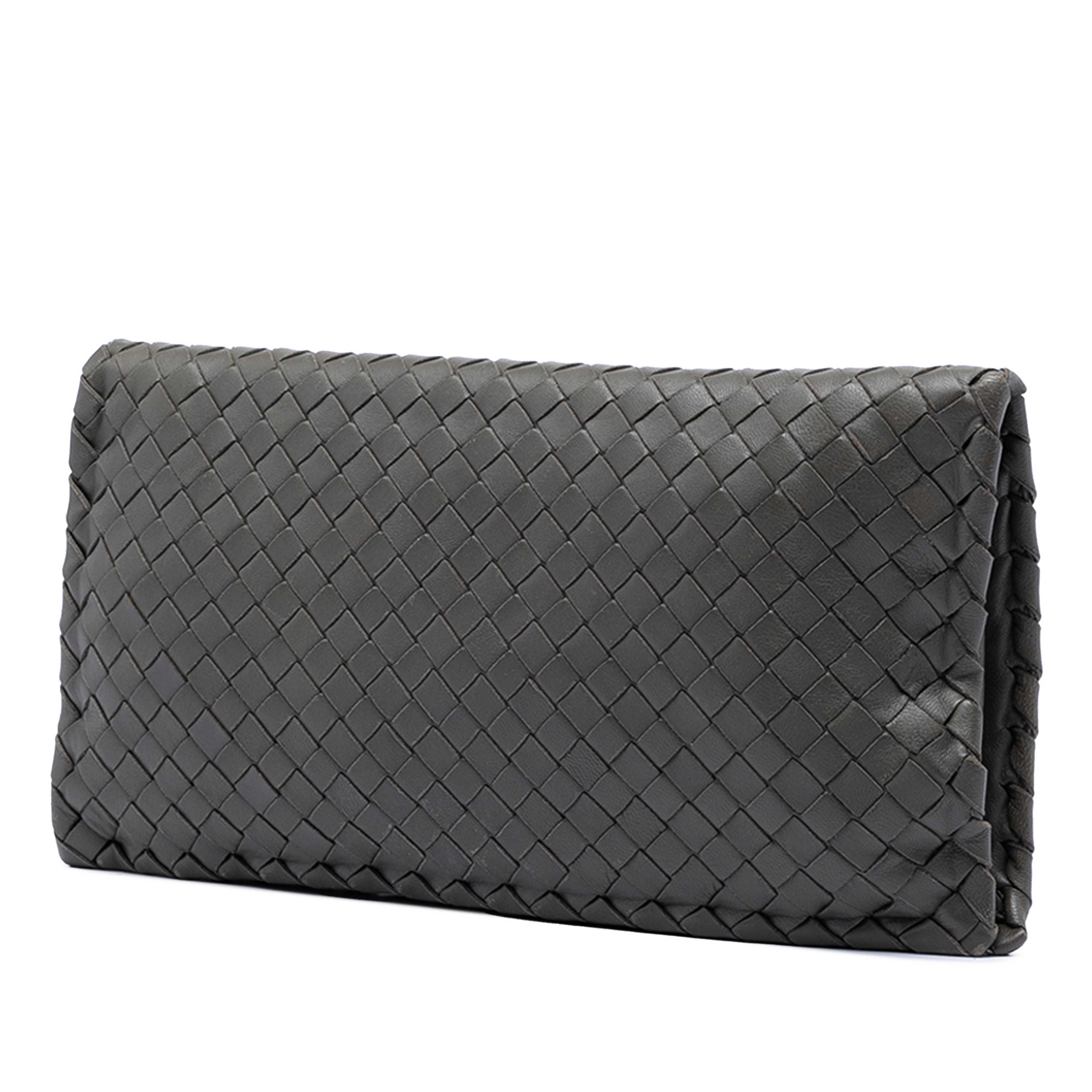 Bottega Veneta Nappa Intrecciato Turn Lock Clutch, från Luxclusif, i färgen grå. Klicka för att öppna bilden i stort format