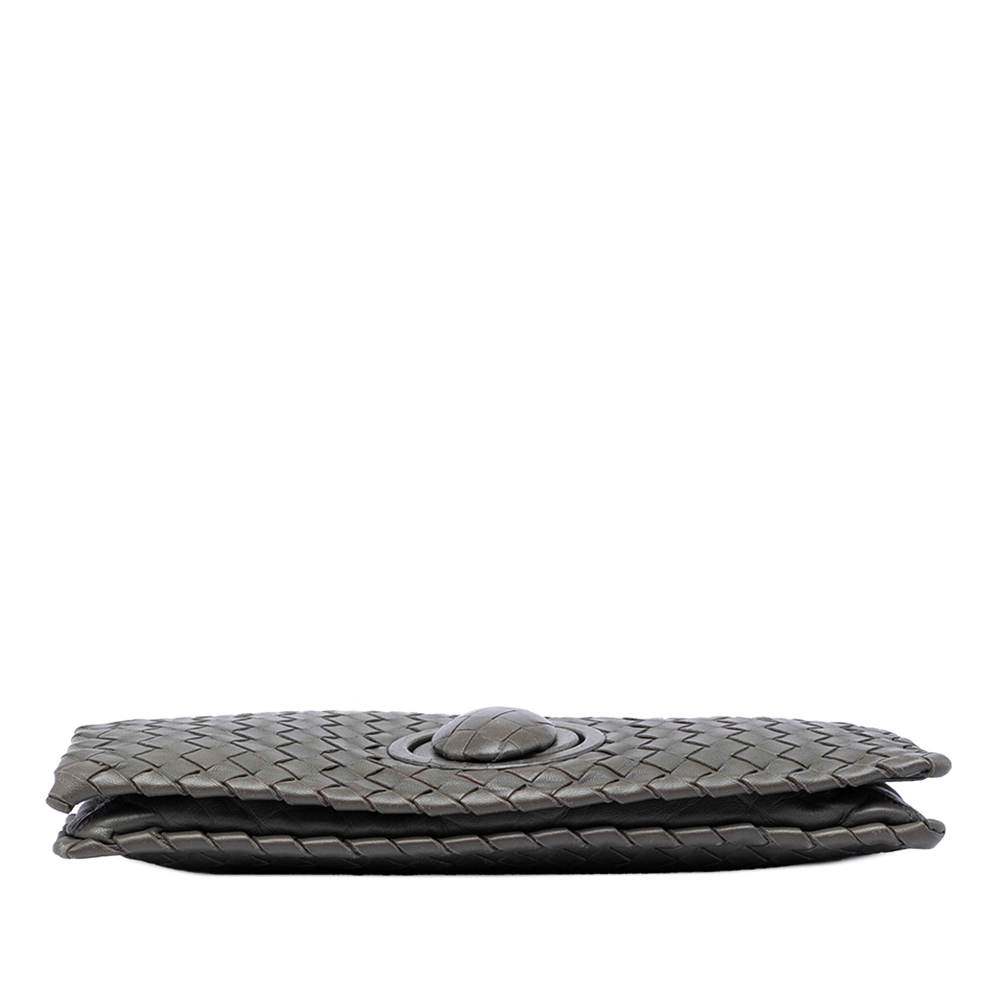 Bottega Veneta Nappa Intrecciato Turn Lock Clutch, från Luxclusif, i färgen grå. Klicka för att öppna bilden i stort format