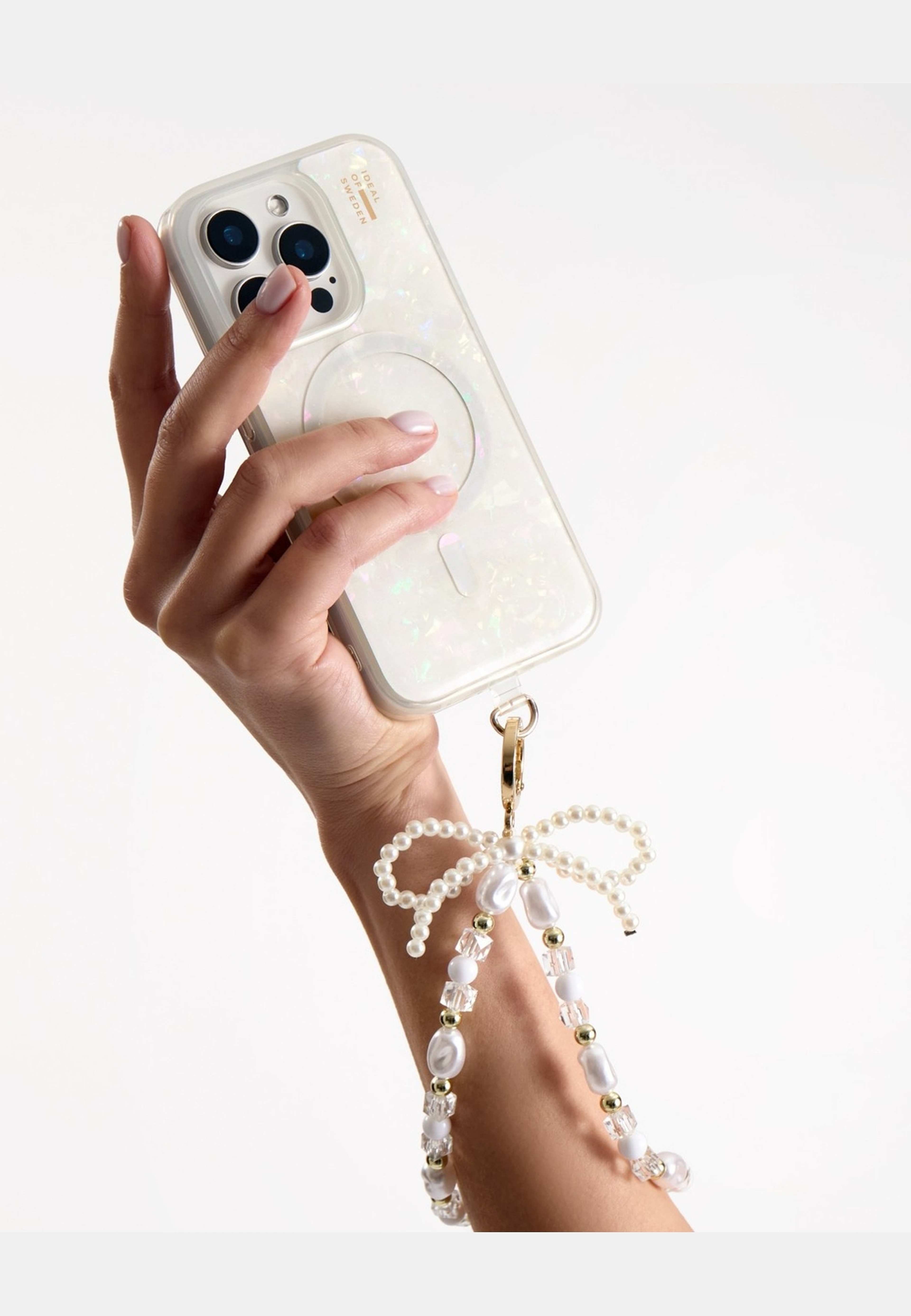 Pearlised Case Iphone White, från Ideal Of Sweden, i färgen white. Klicka för att öppna bilden i stort format