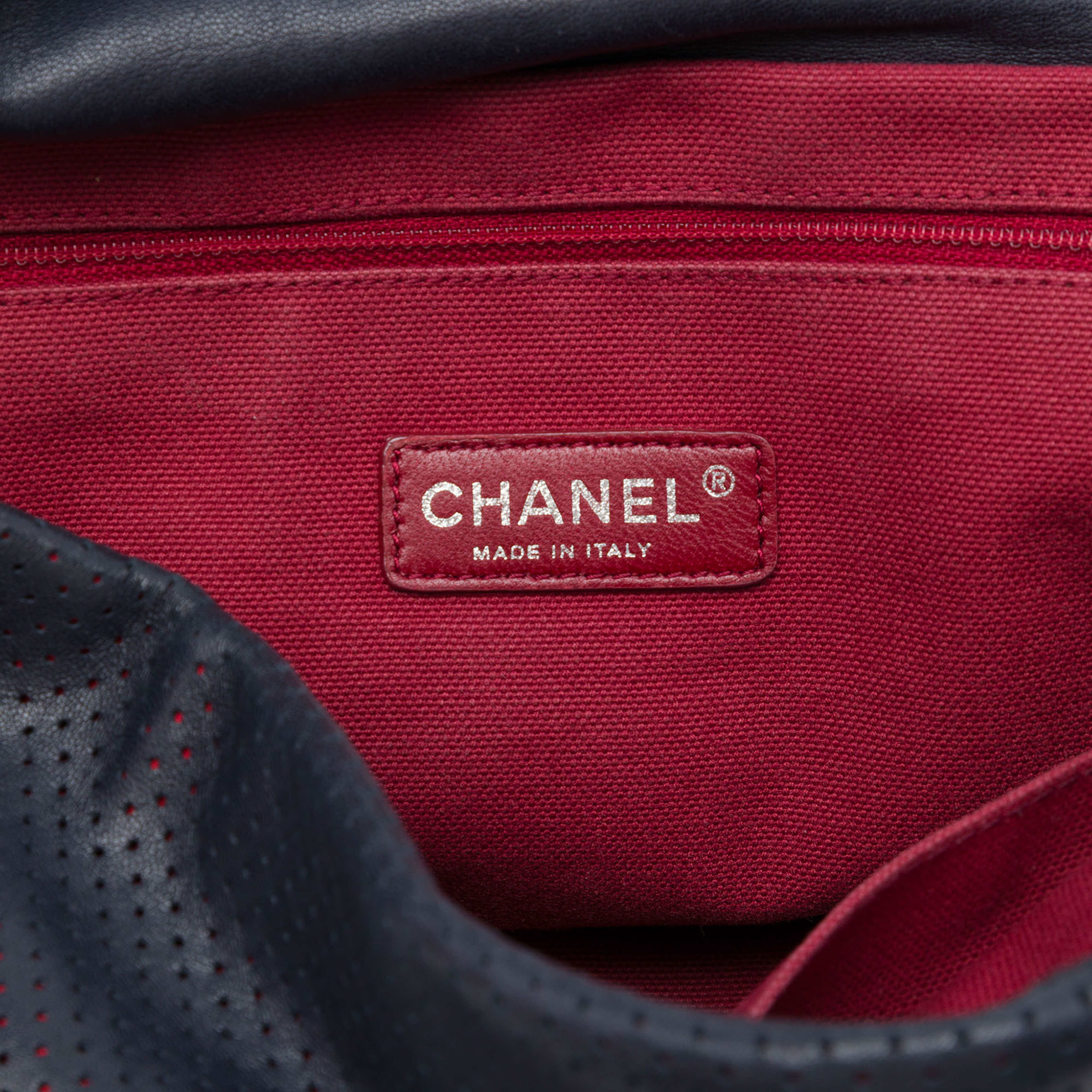 Chanel Perforated Calfskin Expandable Shoulder Bag, från Luxclusif, i färgen blå. Klicka för att öppna bilden i stort format