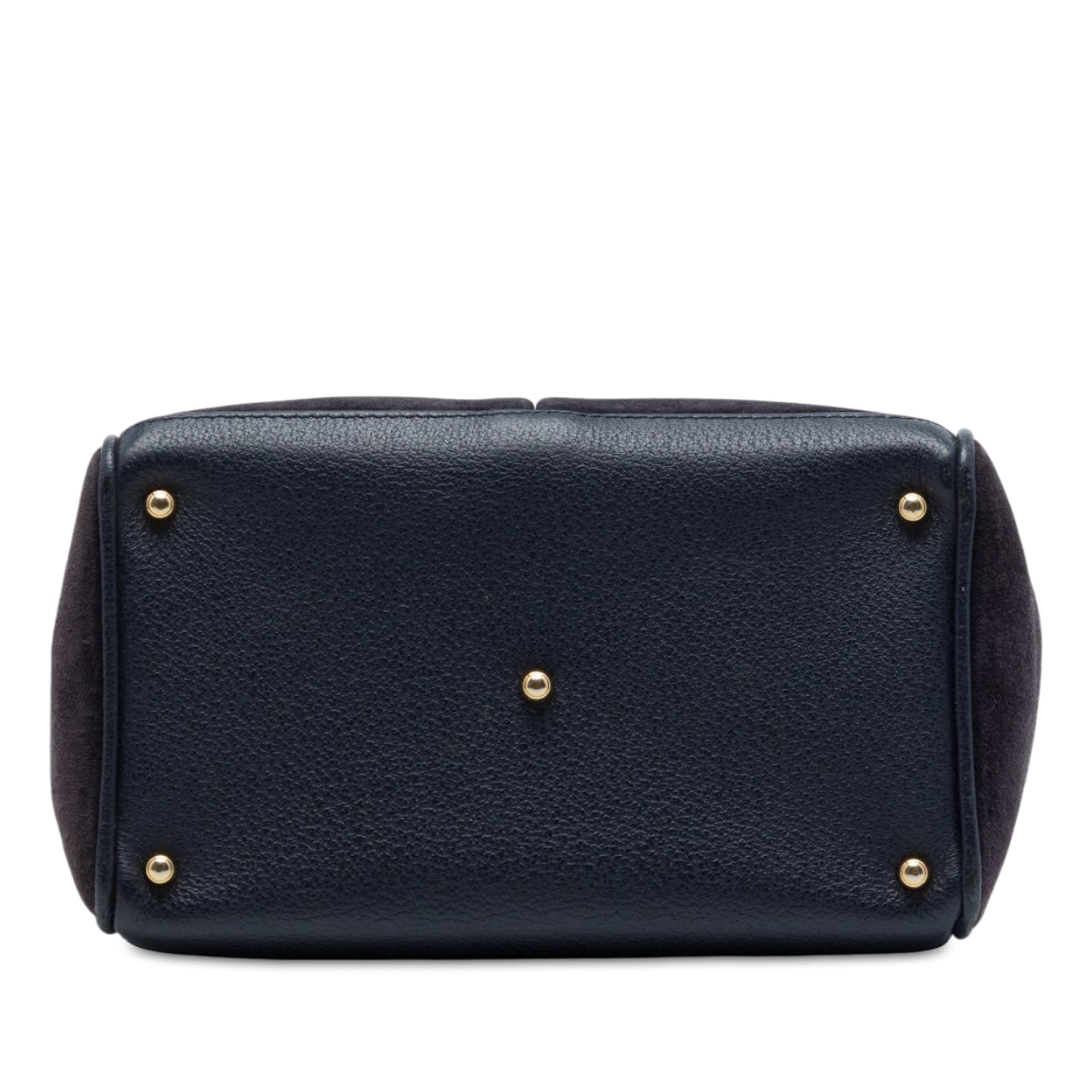 Gucci Suede Bamboo Satchel, från Luxclusif, i färgen blå. Klicka för att öppna bilden i stort format