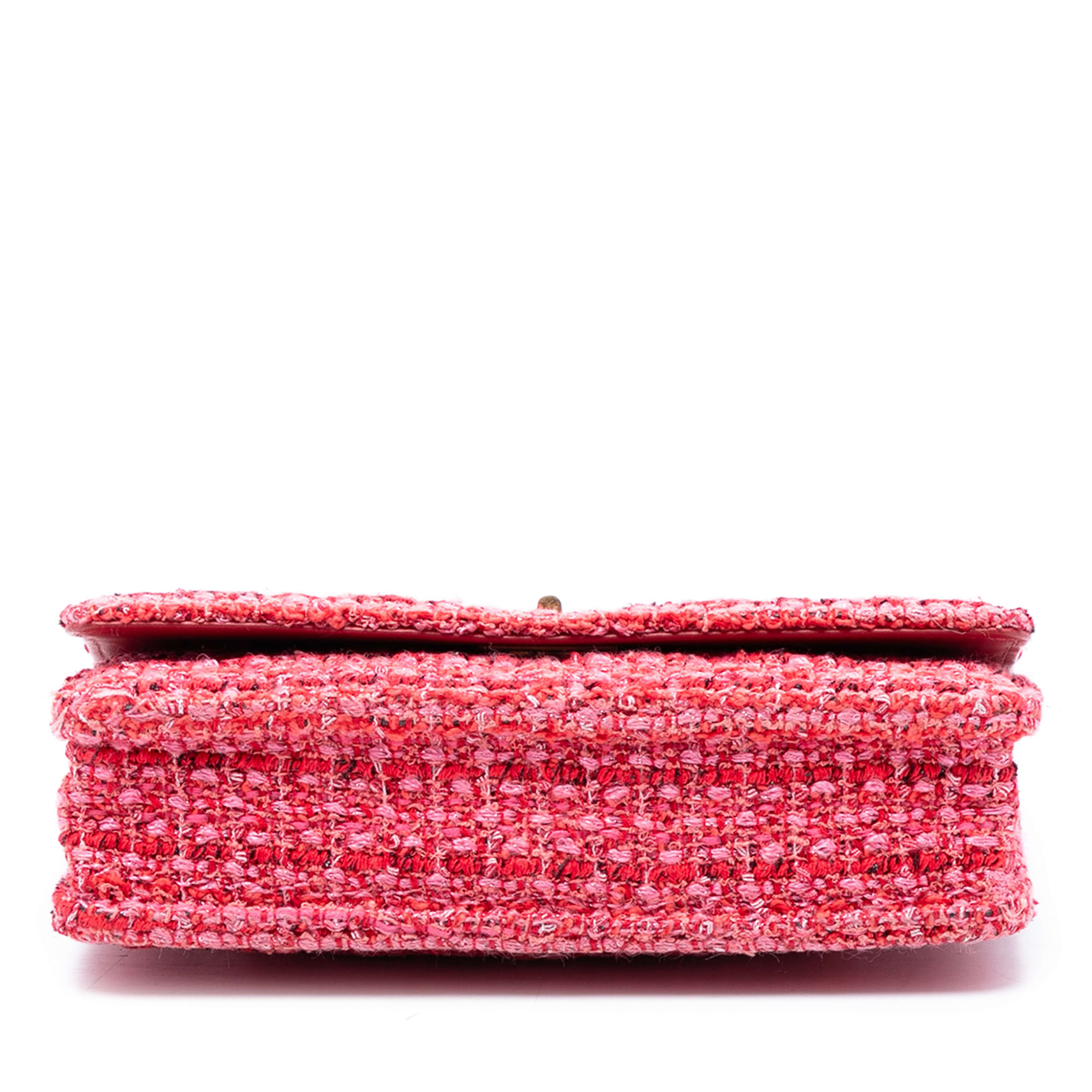 Chanel Quilted Tweed Reissue 2.55 Wallet On Chain, från Luxclusif, i färgen pink. Klicka för att öppna bilden i stort format