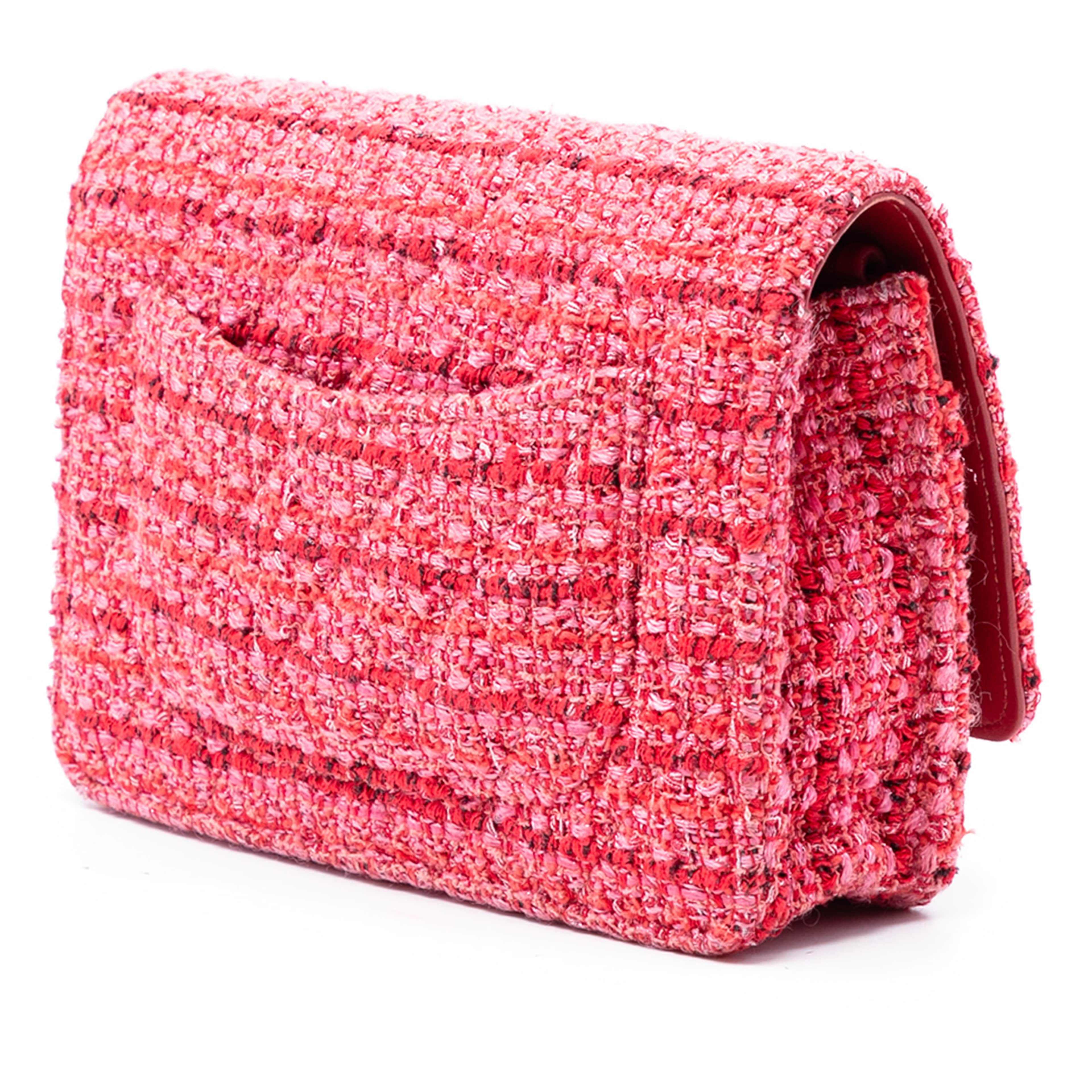 Chanel Quilted Tweed Reissue 2.55 Wallet On Chain, från Luxclusif, i färgen pink. Klicka för att öppna bilden i stort format