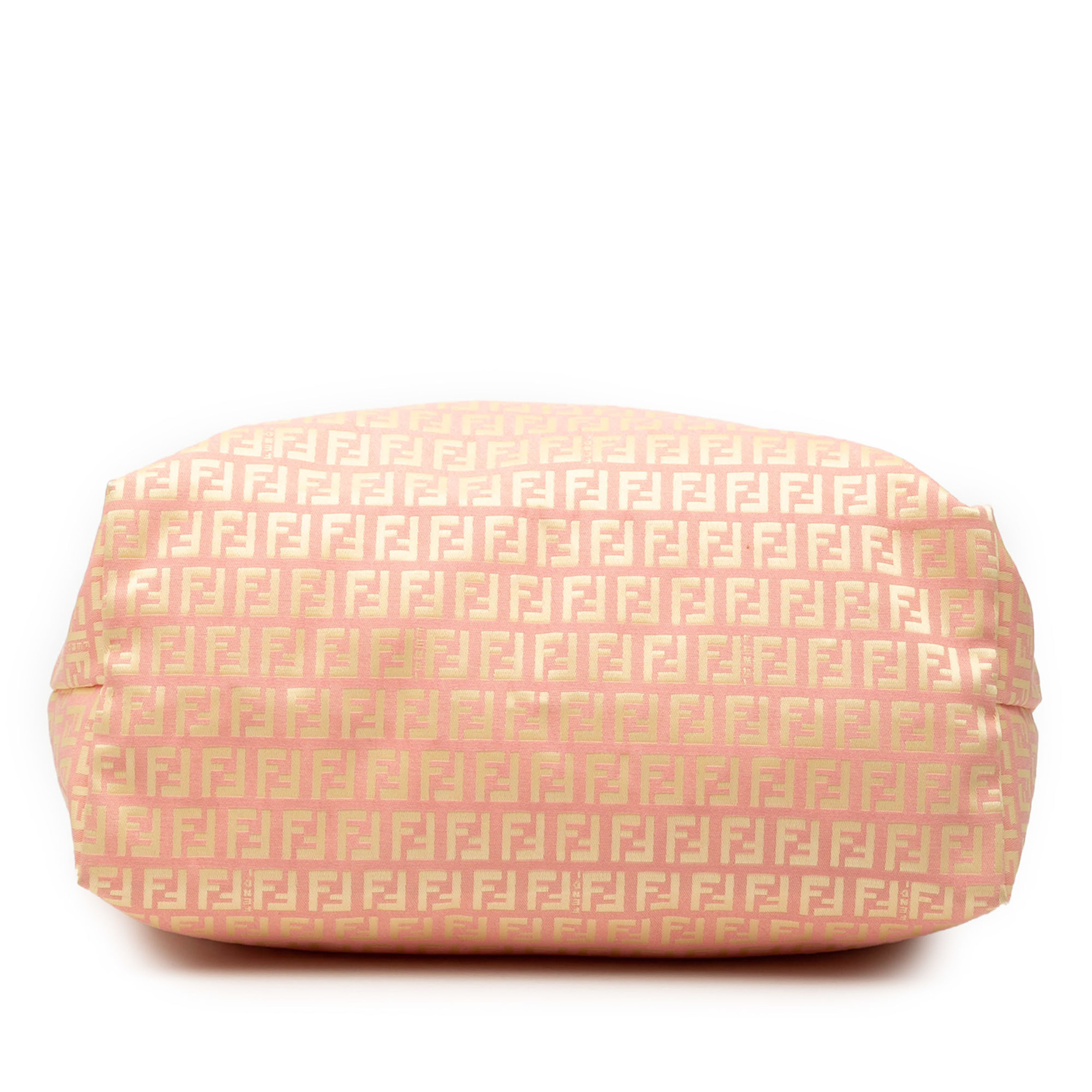Fendi Medium Zucchino Canvas Roll Tote, från Luxclusif, i färgen rosa. Klicka för att öppna bilden i stort format