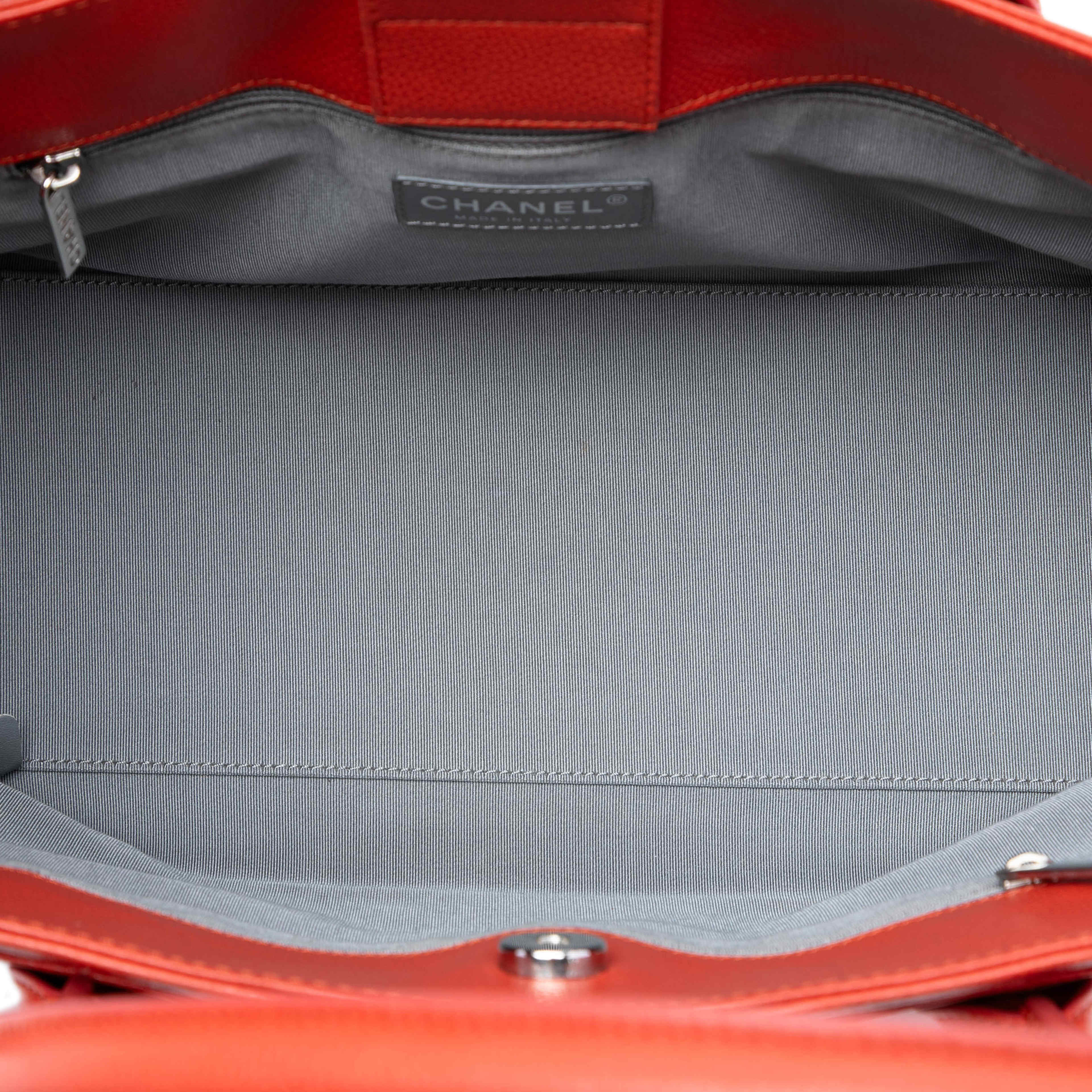 Chanel Small Calfskin Executive Cerf Tote, från Luxclusif, i färgen red. Klicka för att öppna bilden i stort format