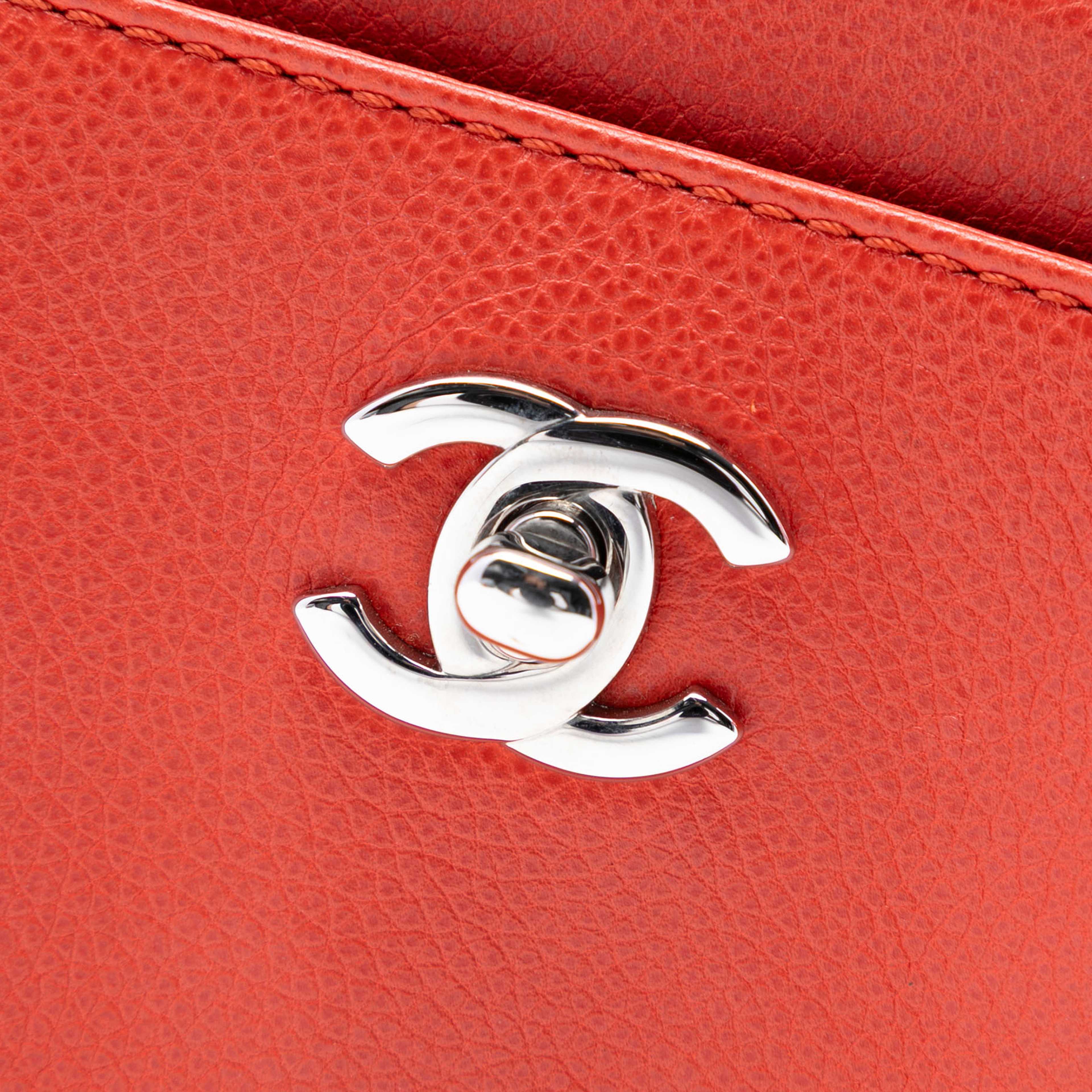 Chanel Small Calfskin Executive Cerf Tote, från Luxclusif, i färgen red. Klicka för att öppna bilden i stort format