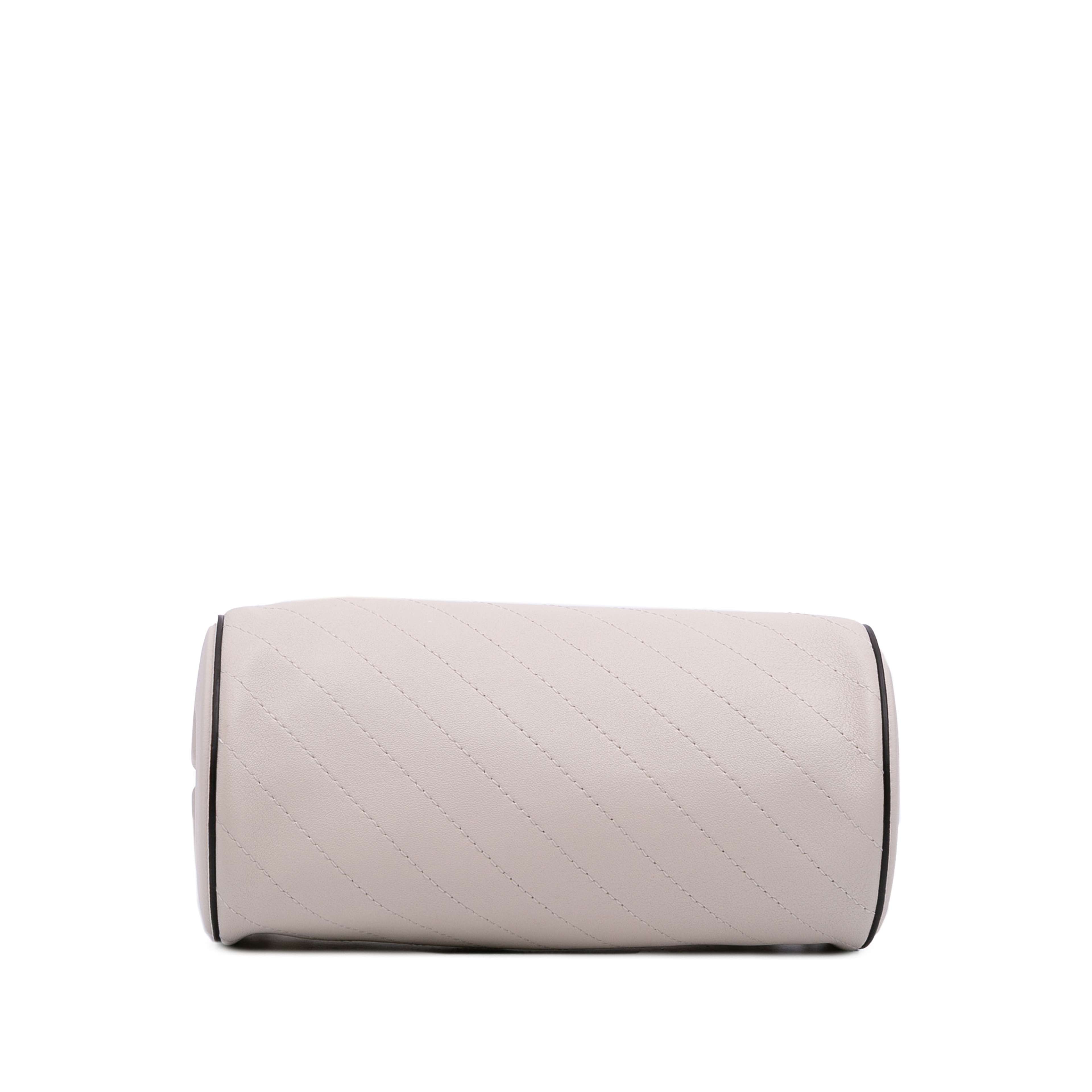 Gucci Small Leather Blondie Shoulder Bag, från Luxclusif, i färgen white. Klicka för att öppna bilden i stort format