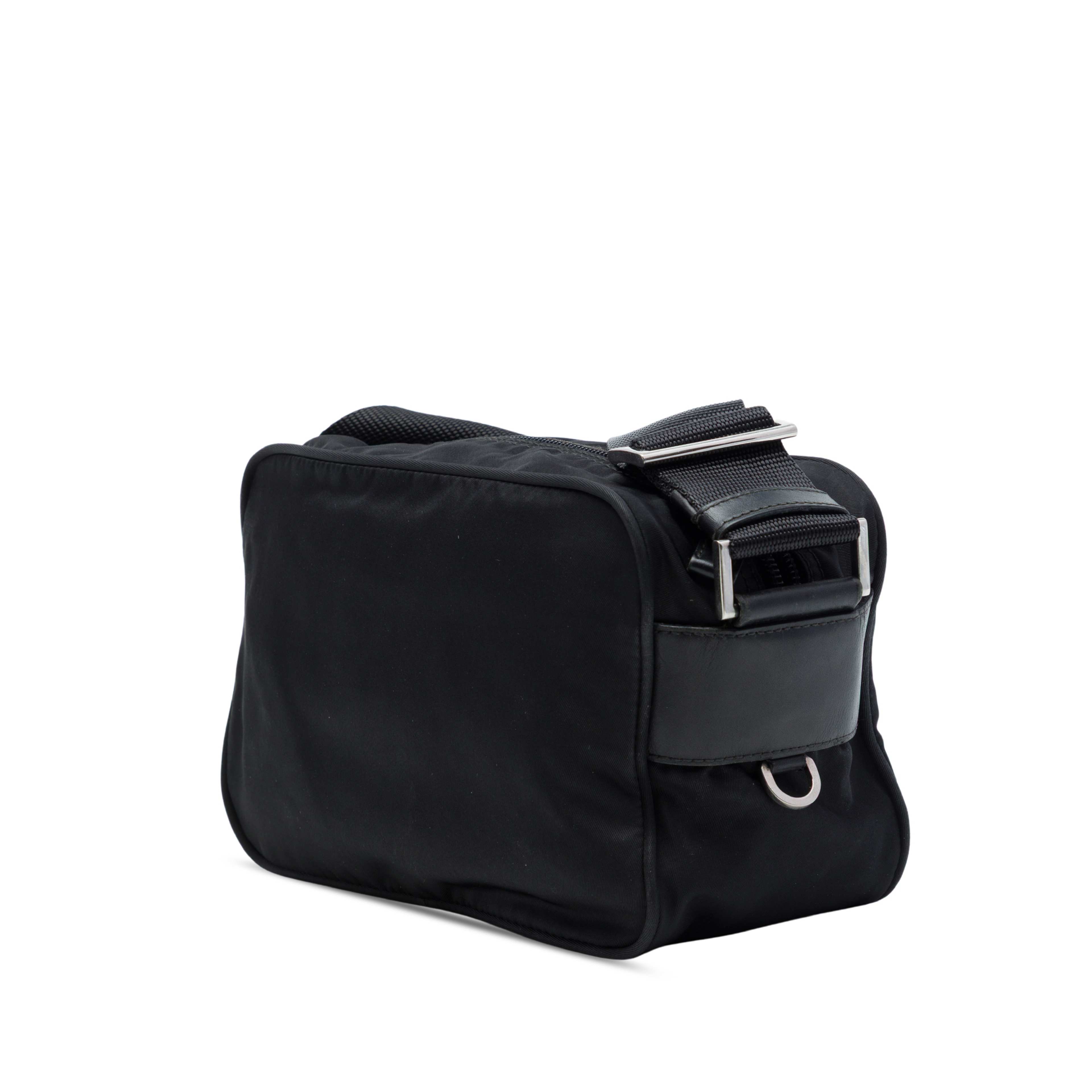 Prada Tessuto Camera Bag, från Luxclusif, i färgen svart. Klicka för att öppna bilden i stort format