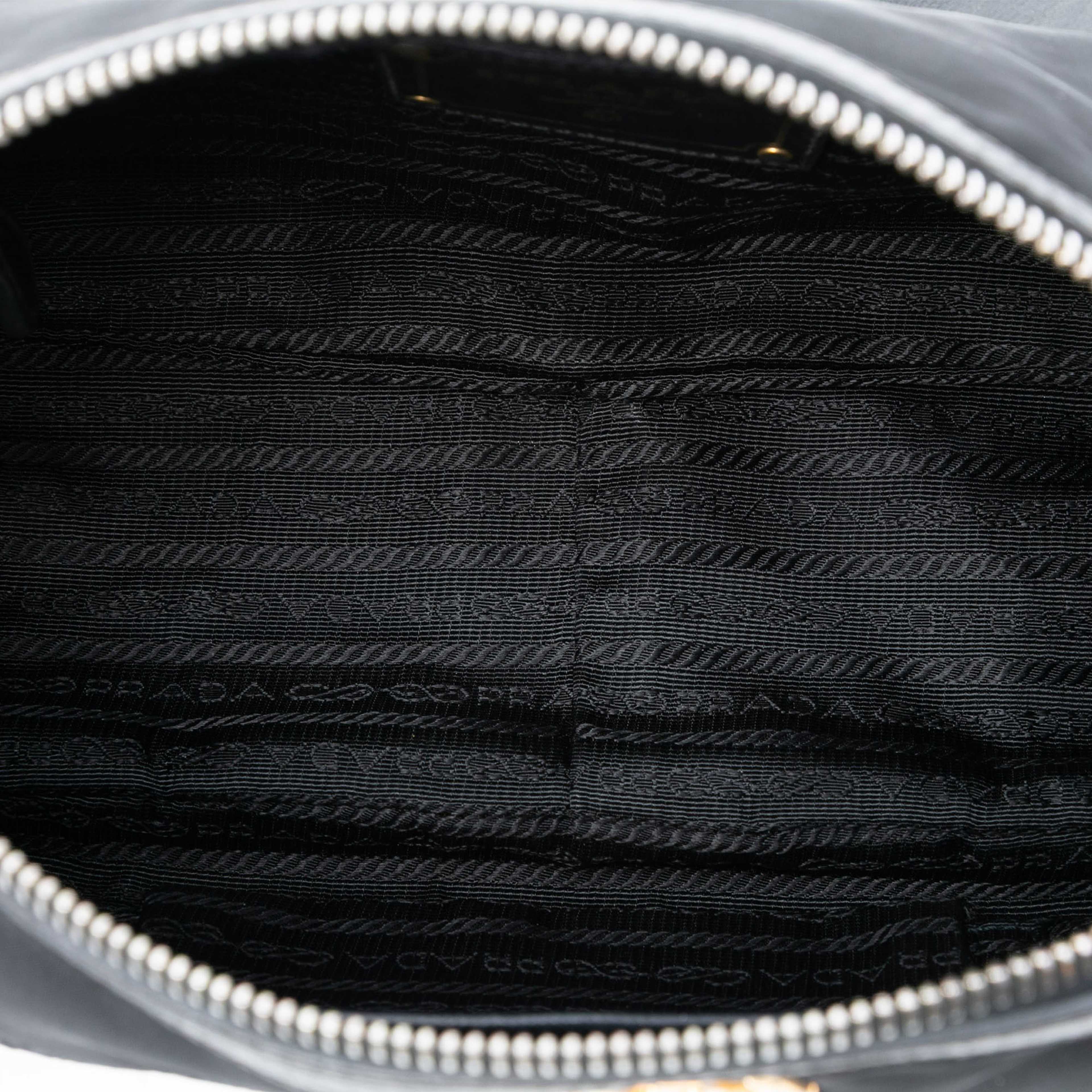 Prada Tessuto Canapa Logo Shoulder Bag, från Luxclusif, i färgen black. Klicka för att öppna bilden i stort format