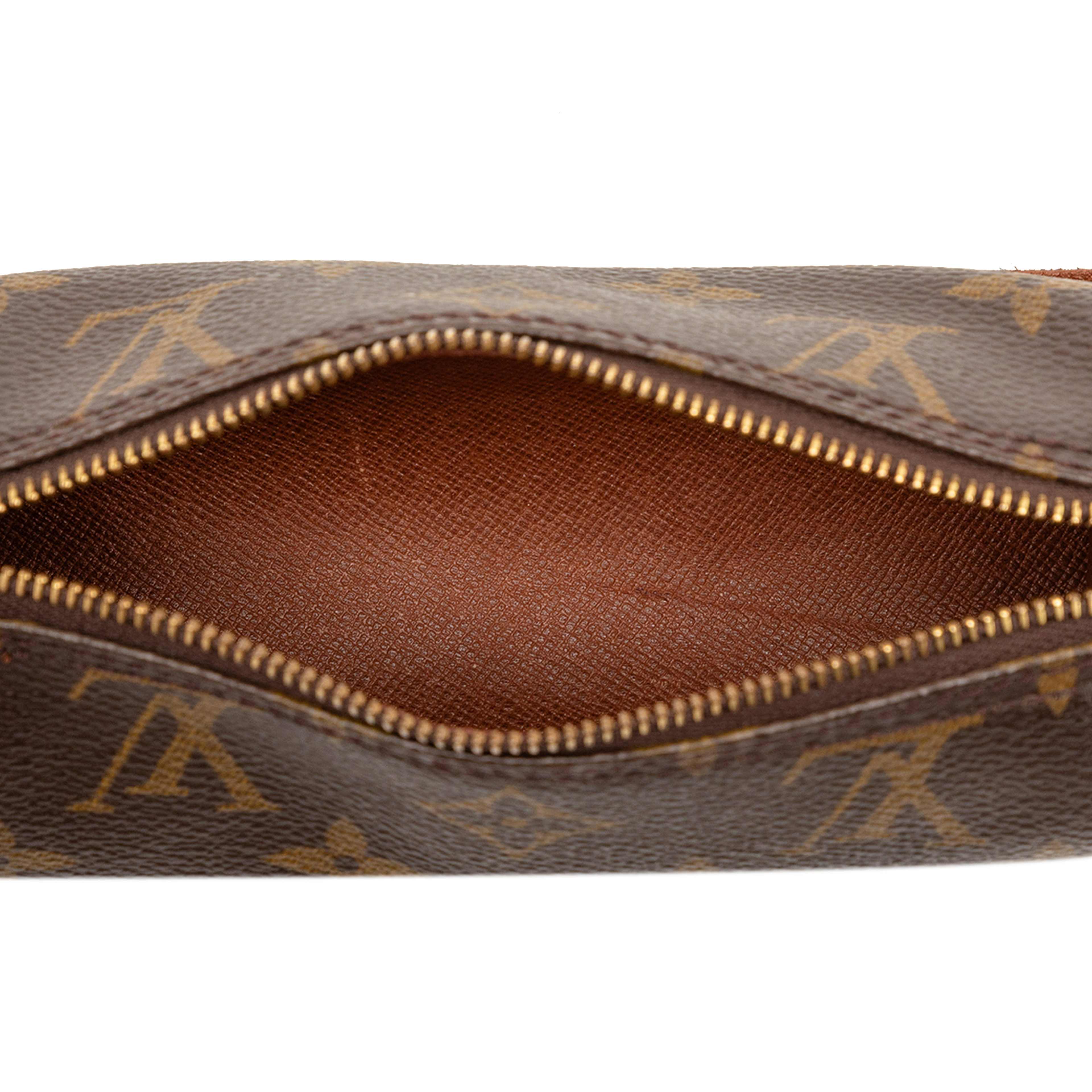 Louis Vuitton Monogram Papillon Pochette, från Luxclusif, i färgen brown. Klicka för att öppna bilden i stort format
