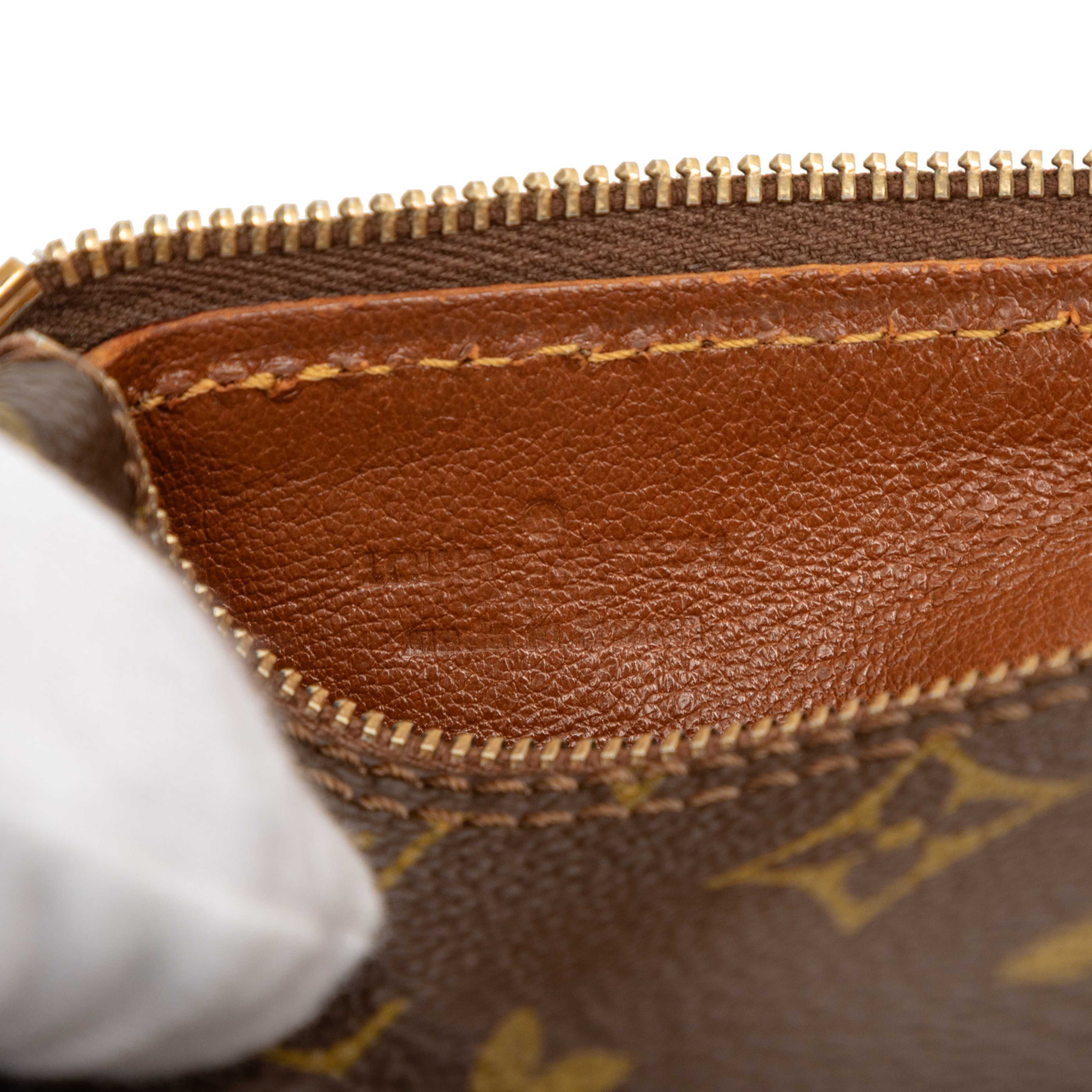 Louis Vuitton Monogram Trousse Ronde 16, från Luxclusif, i färgen brown. Klicka för att öppna bilden i stort format