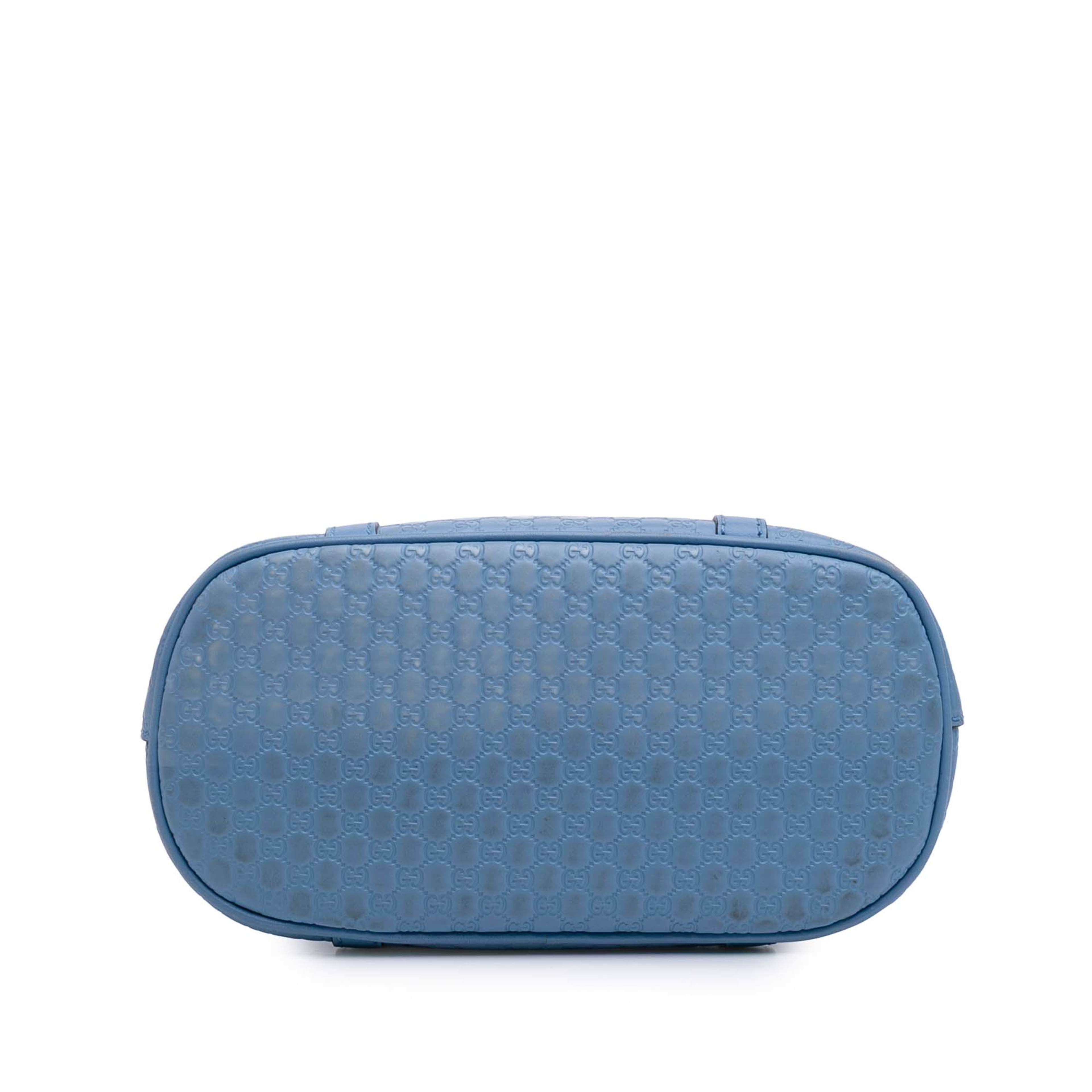 Gucci Mini Microguccissima Dome Satchel, från Luxclusif, i färgen light blue. Klicka för att öppna bilden i stort format