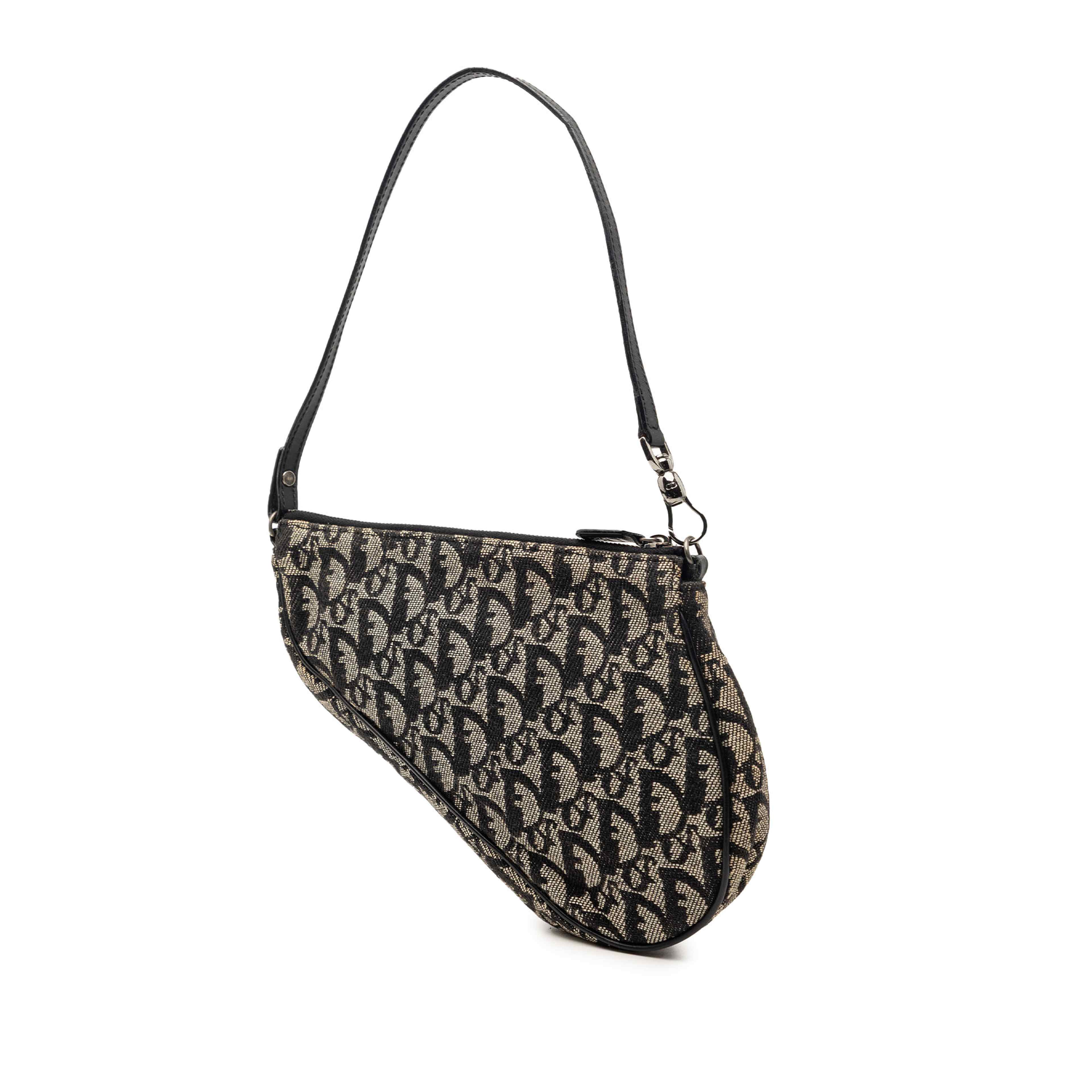 Dior Mini Diorissimo Canvas Saddle Pochette, från Luxclusif, i färgen svart. Klicka för att öppna bilden i stort format