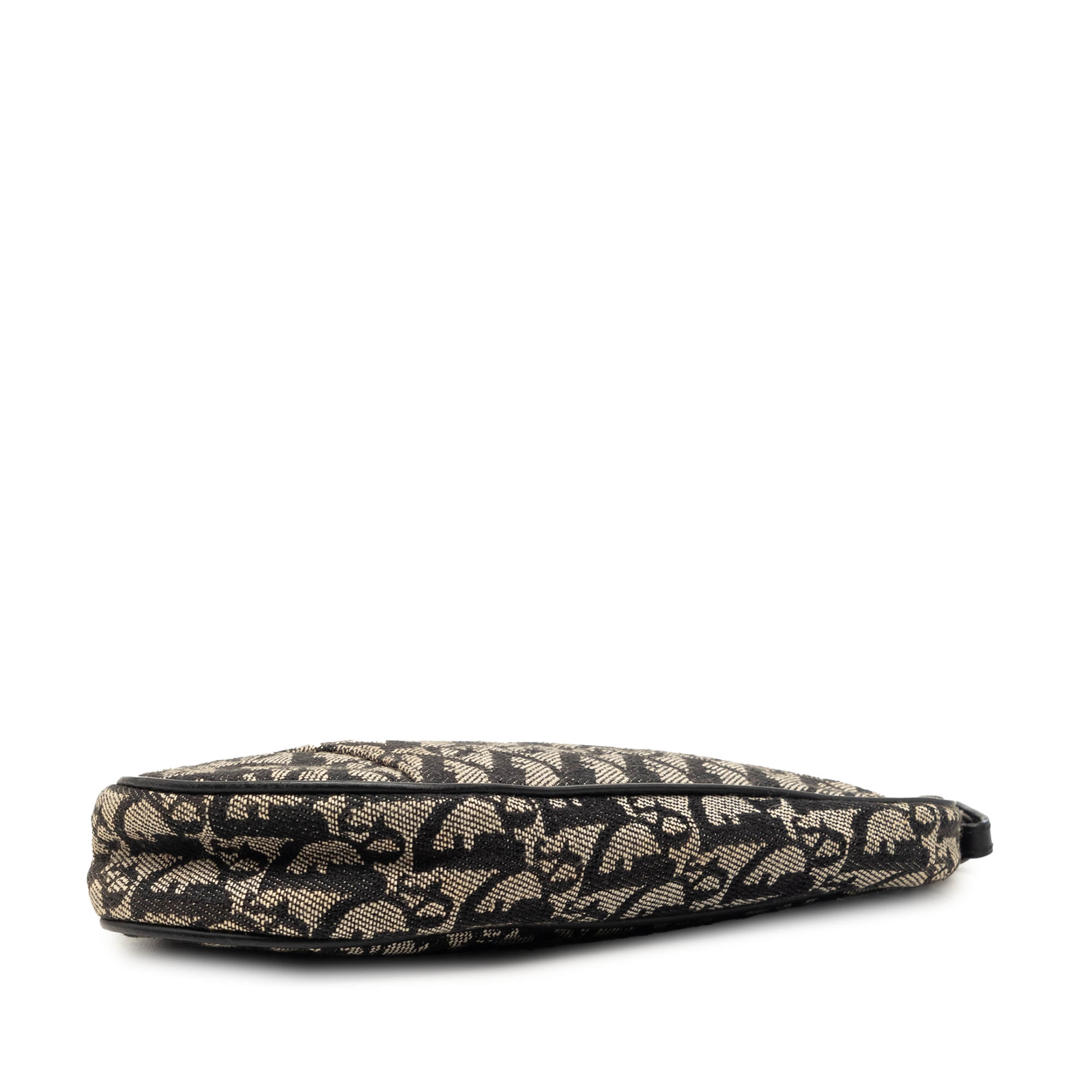 Dior Mini Diorissimo Canvas Saddle Pochette, från Luxclusif, i färgen black. Klicka för att öppna bilden i stort format