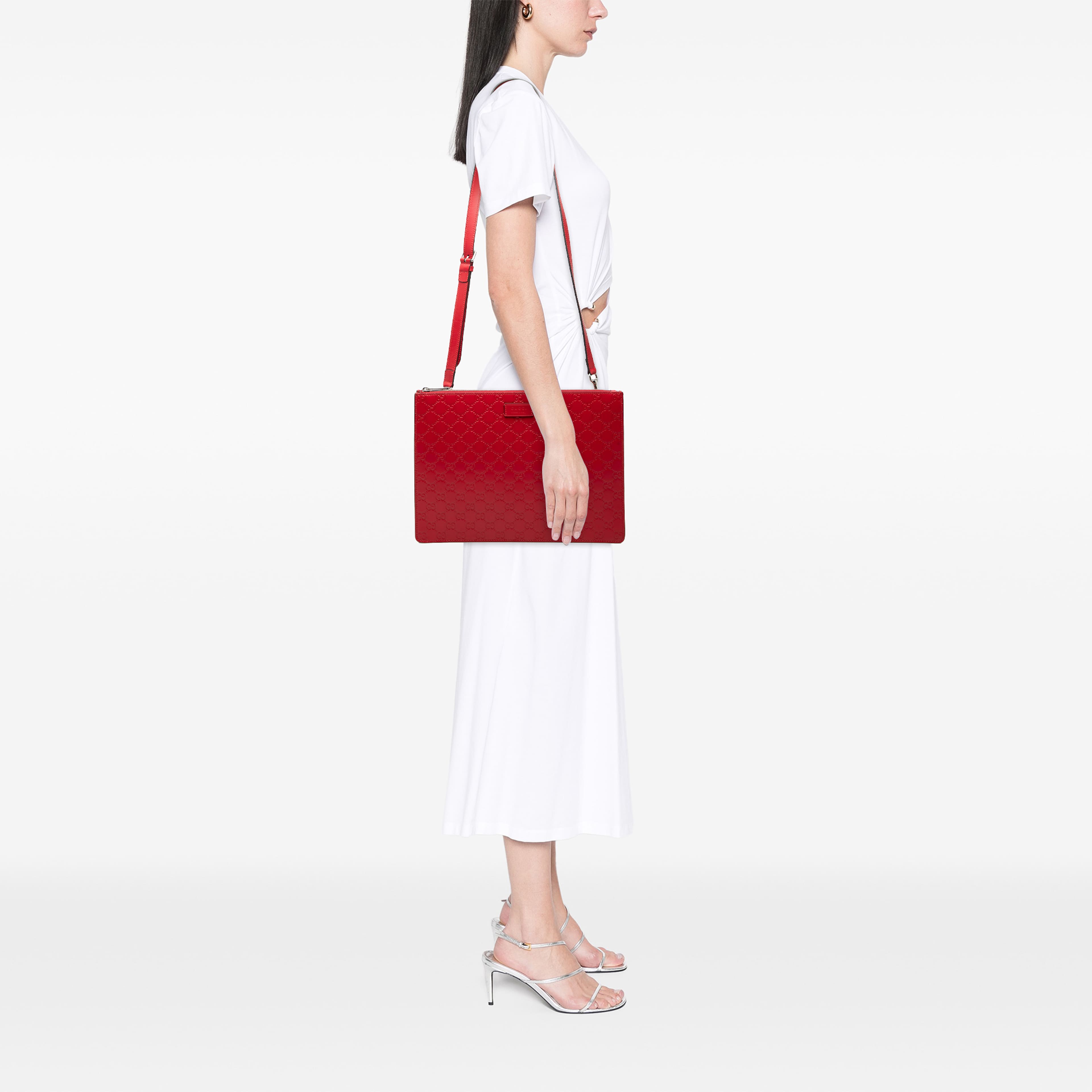 Gucci Guccissima Zip Messenger Bag, från Luxclusif, i färgen röd. Klicka för att öppna bilden i stort format