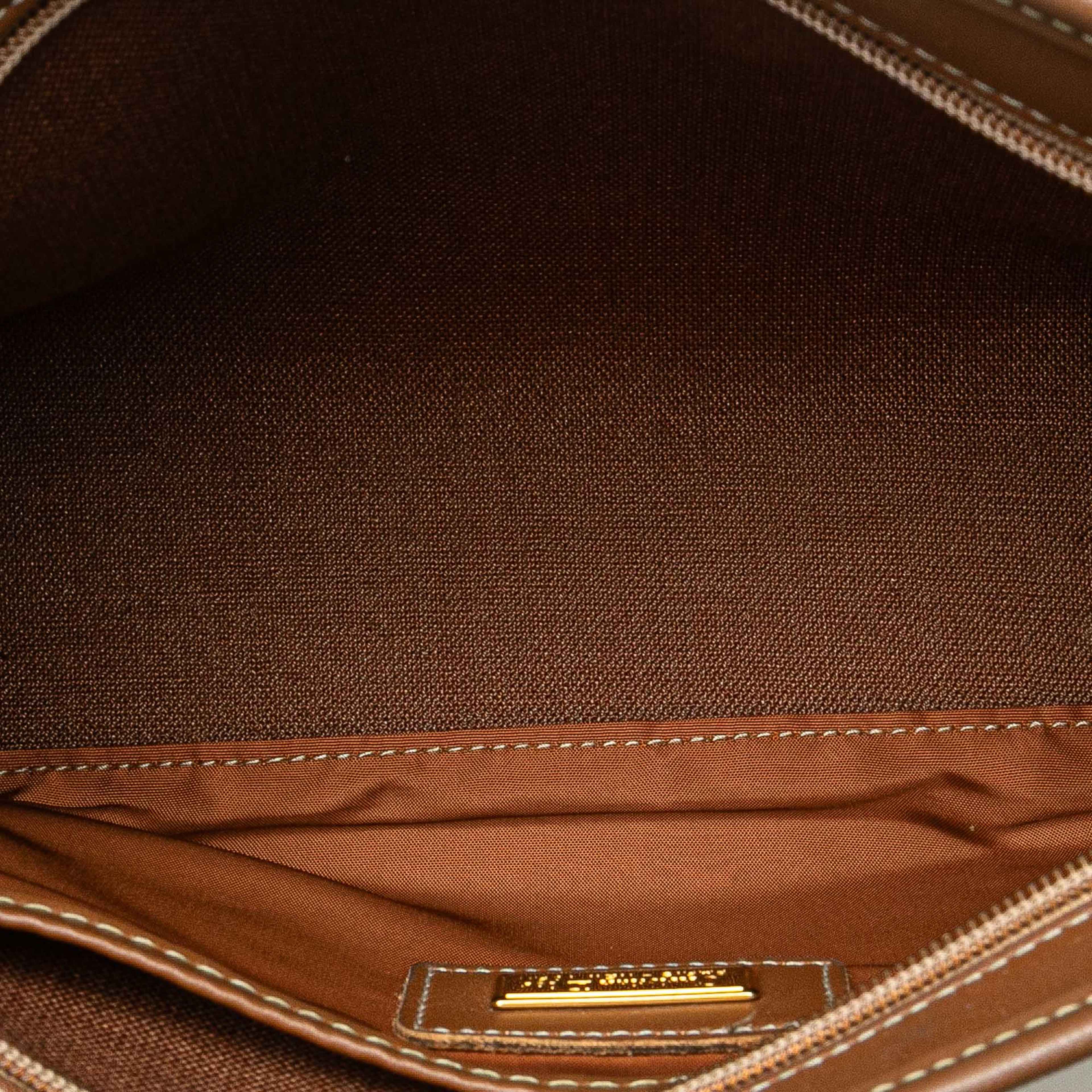 Dior Honeycomb Coated Canvas Clutch, från Luxclusif, i färgen beige.
