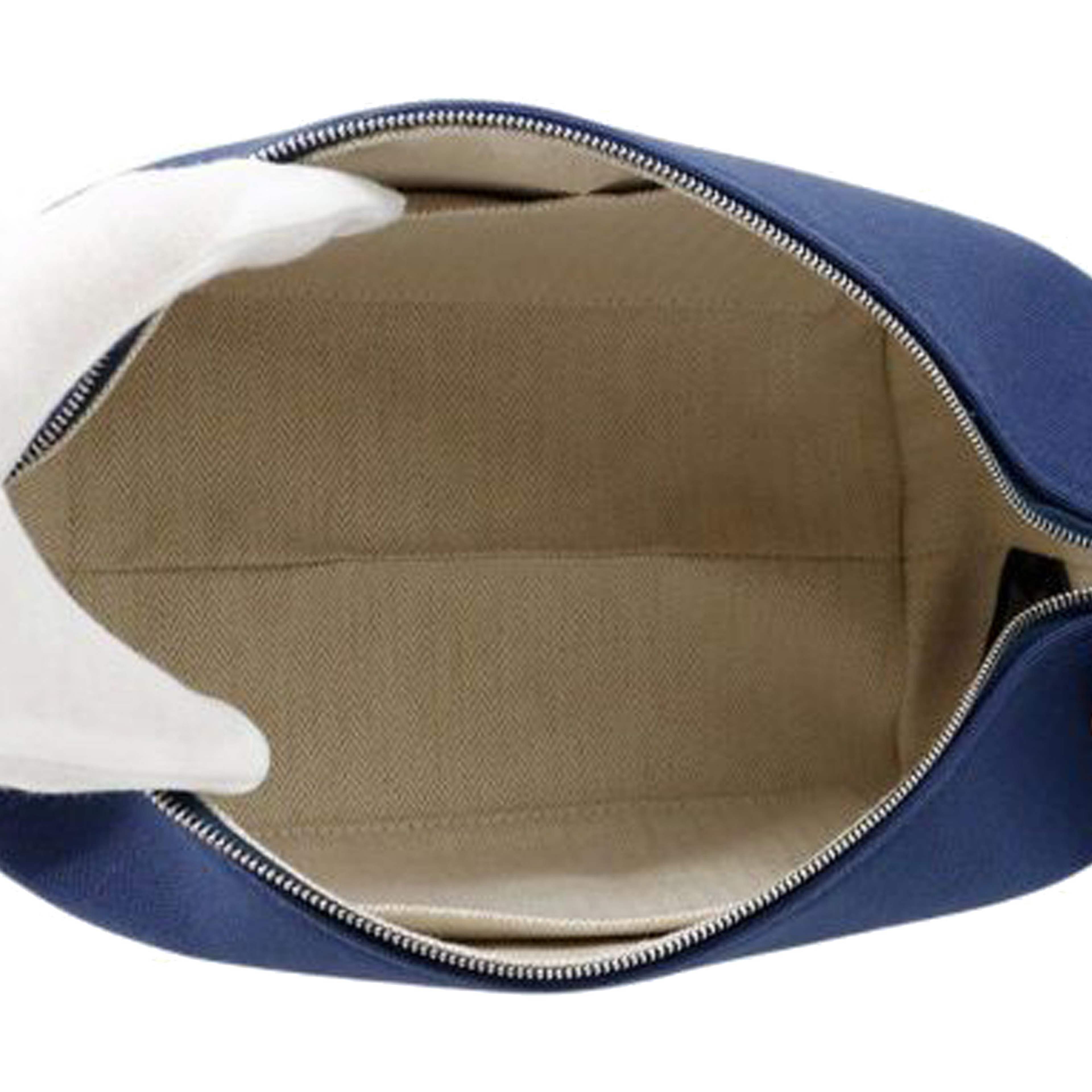 Hermès Small Canvas Bride A Brac Case, från Luxclusif, i färgen blue. Klicka för att öppna bilden i stort format