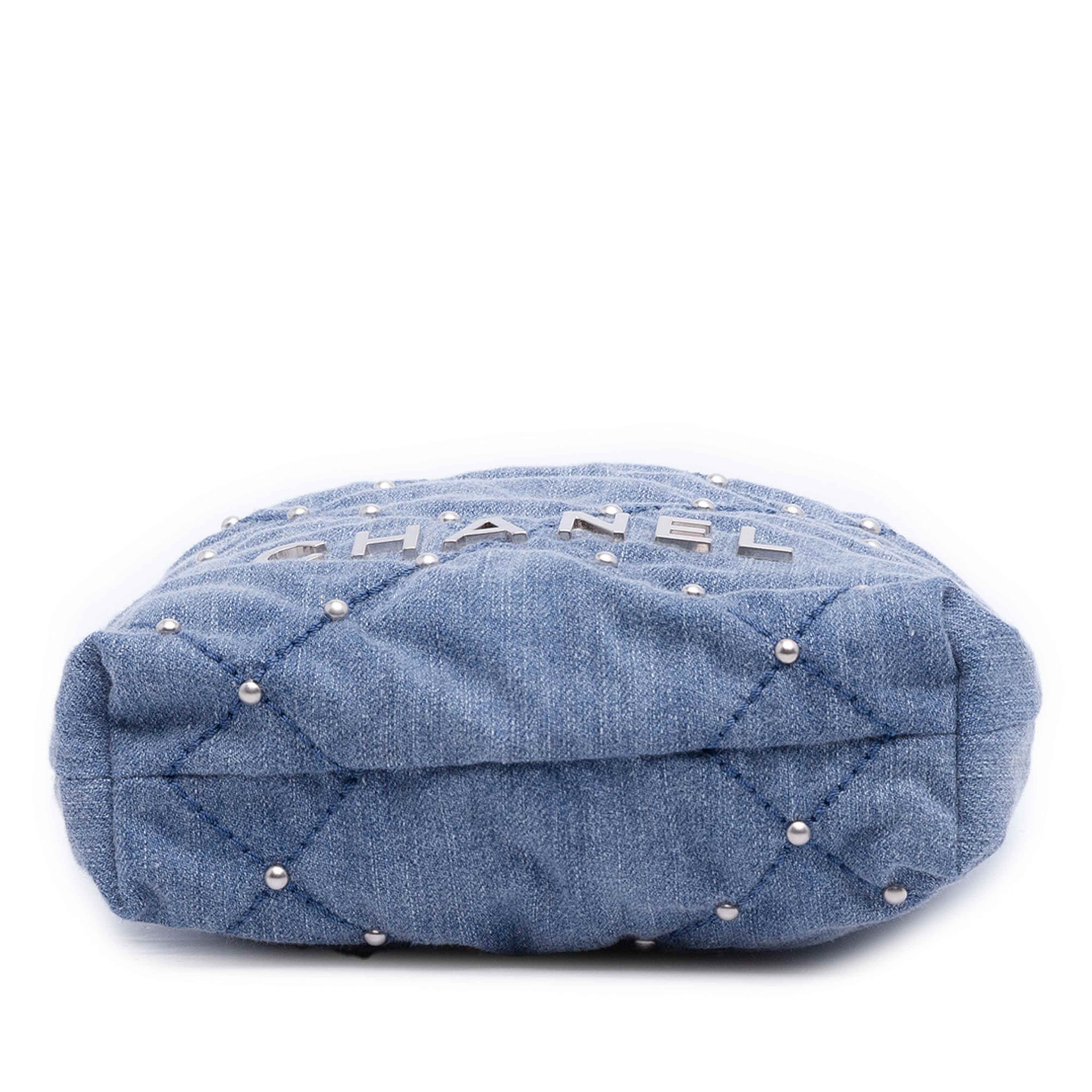 Chanel Mini Denim Studded 22 Handbag, från Luxclusif, i färgen blå. Klicka för att öppna bilden i stort format