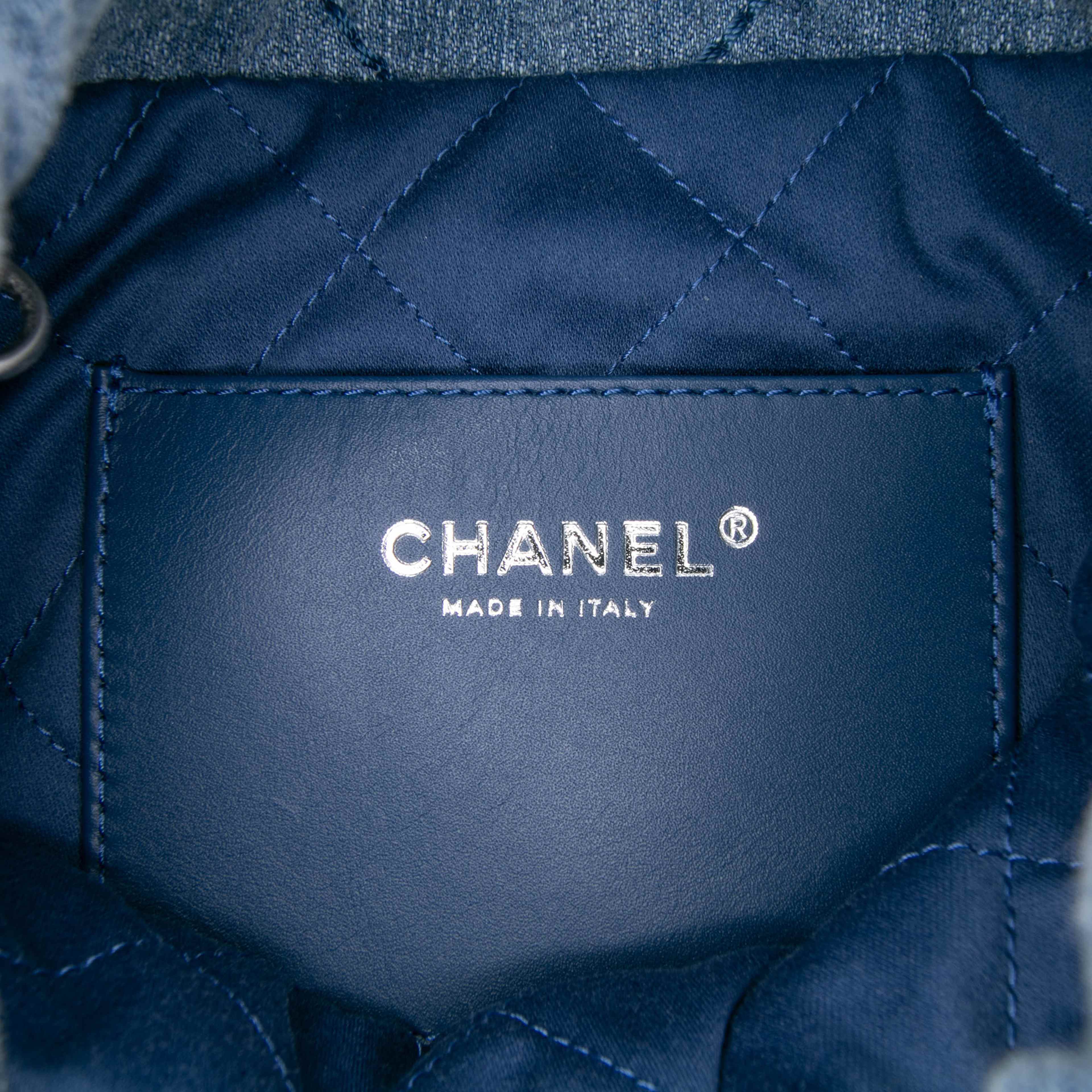 Chanel Mini Denim Studded 22 Handbag, från Luxclusif, i färgen denim. Klicka för att öppna bilden i stort format