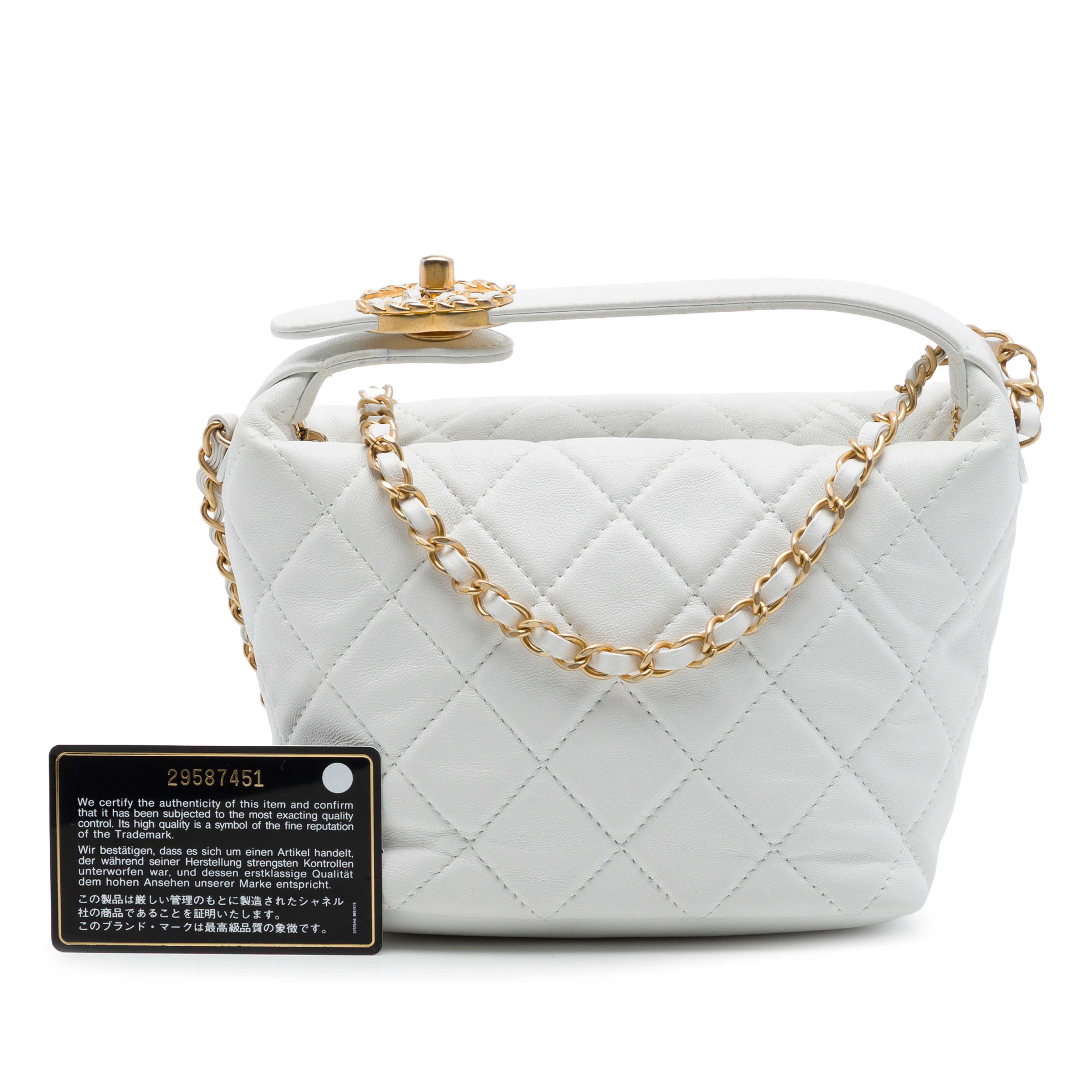Chanel Small Quilted Lambskin Perfect Meeting Hobo, från Luxclusif, i färgen vit. Klicka för att öppna bilden i stort format