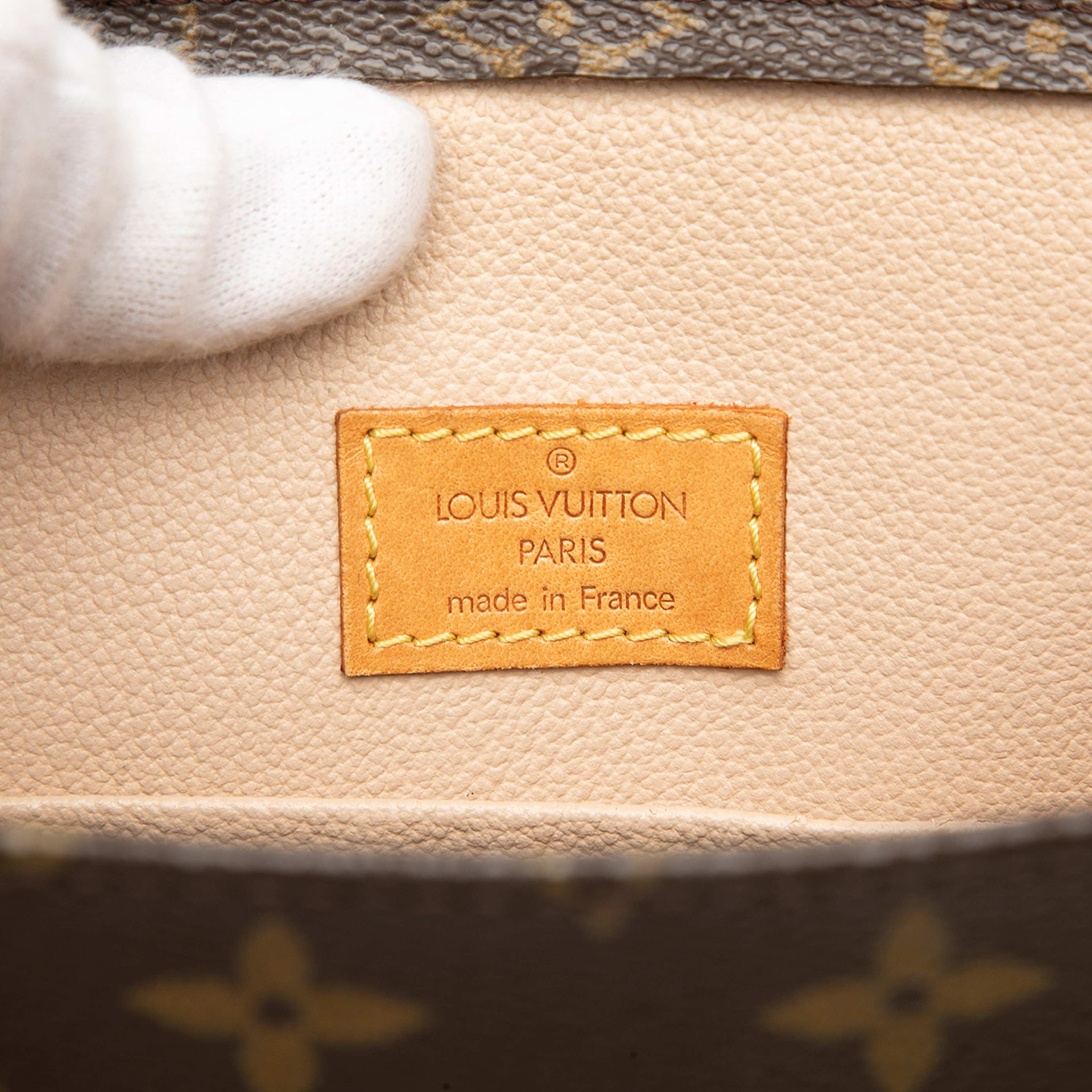 Louis Vuitton Monogram Sac Plat, från Luxclusif, i färgen brown. Klicka för att öppna bilden i stort format