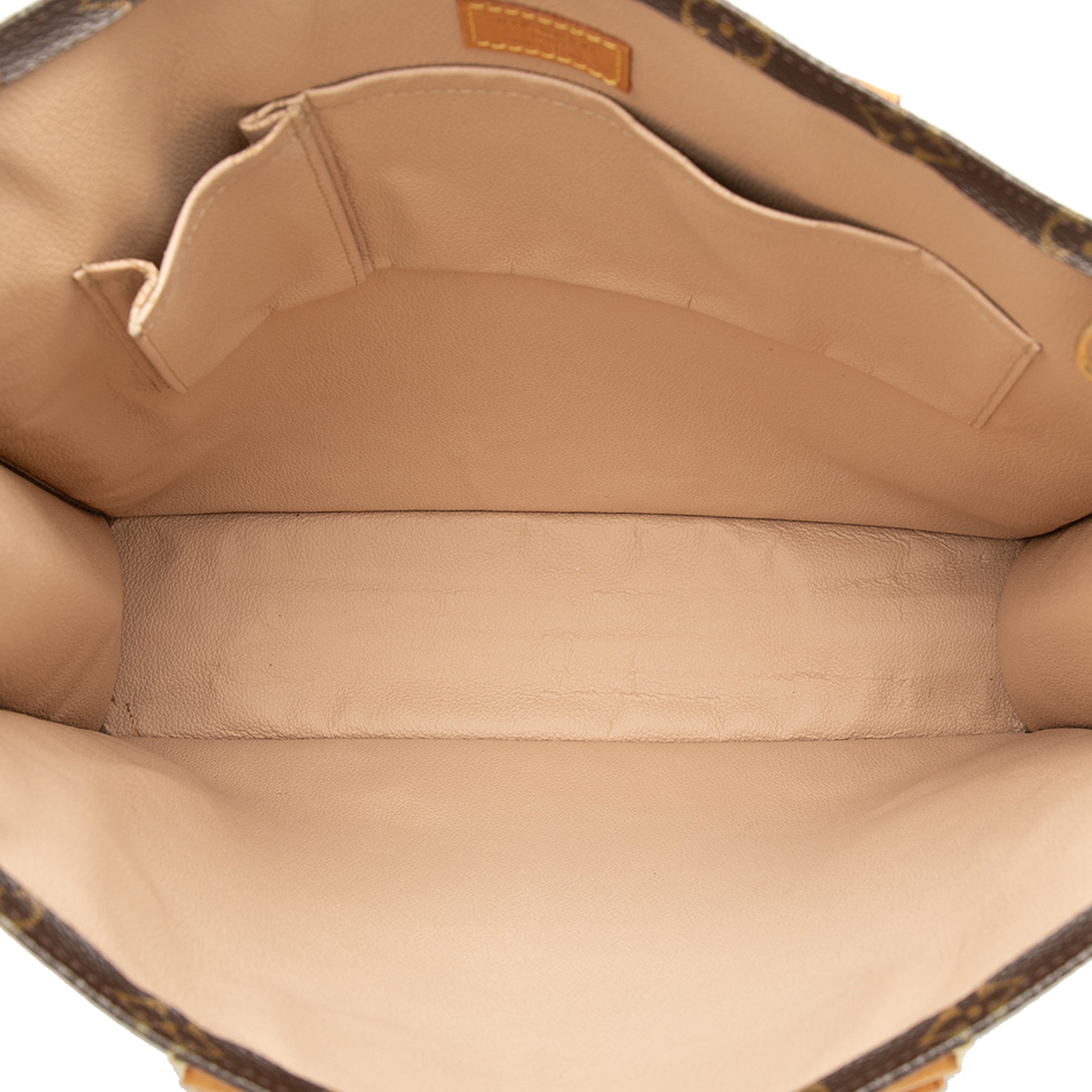 Louis Vuitton Monogram Sac Plat, från Luxclusif, i färgen brown. Klicka för att öppna bilden i stort format