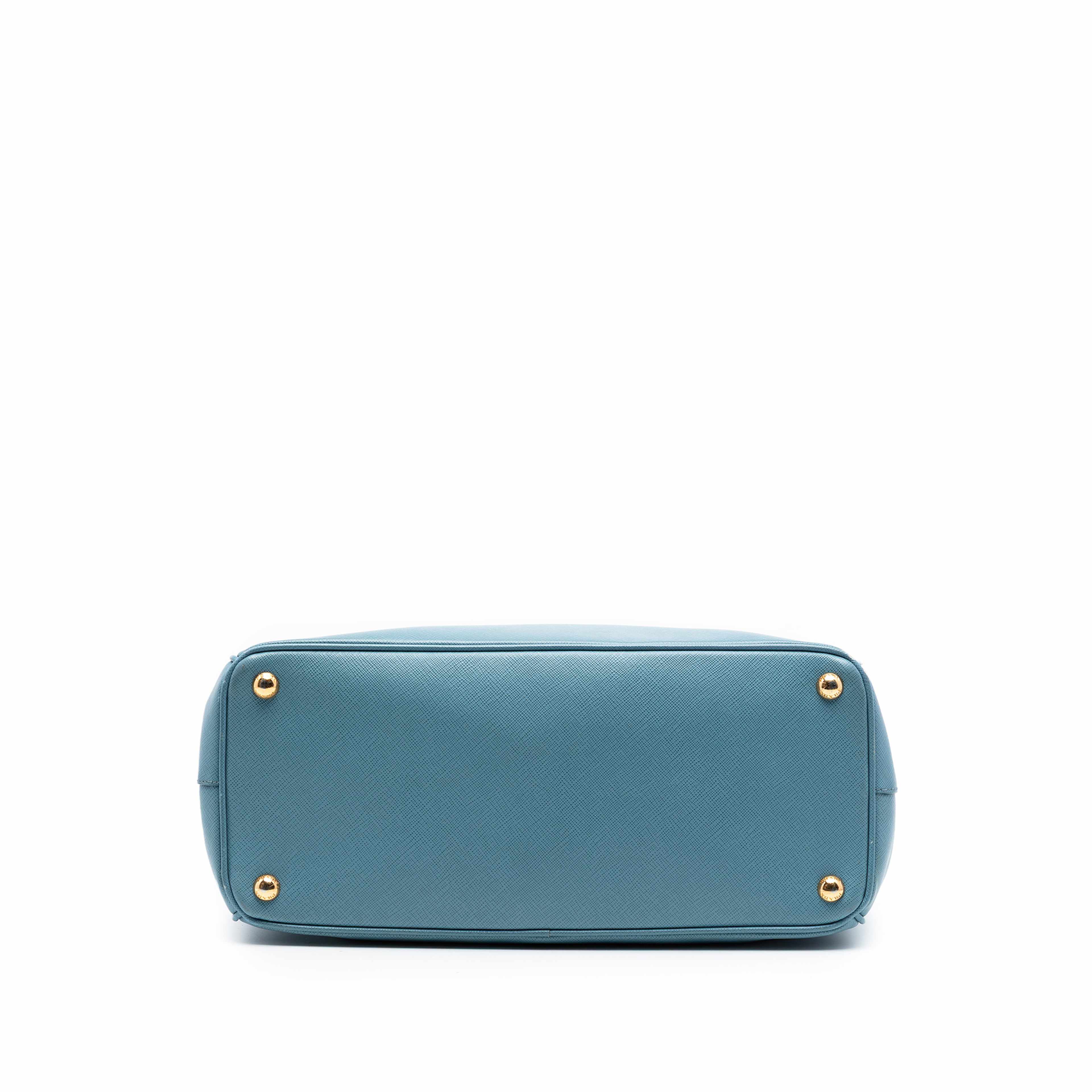 Prada Medium Saffiano Lux Galleria Double Zip Satchel, från Luxclusif, i färgen blå. Klicka för att öppna bilden i stort format