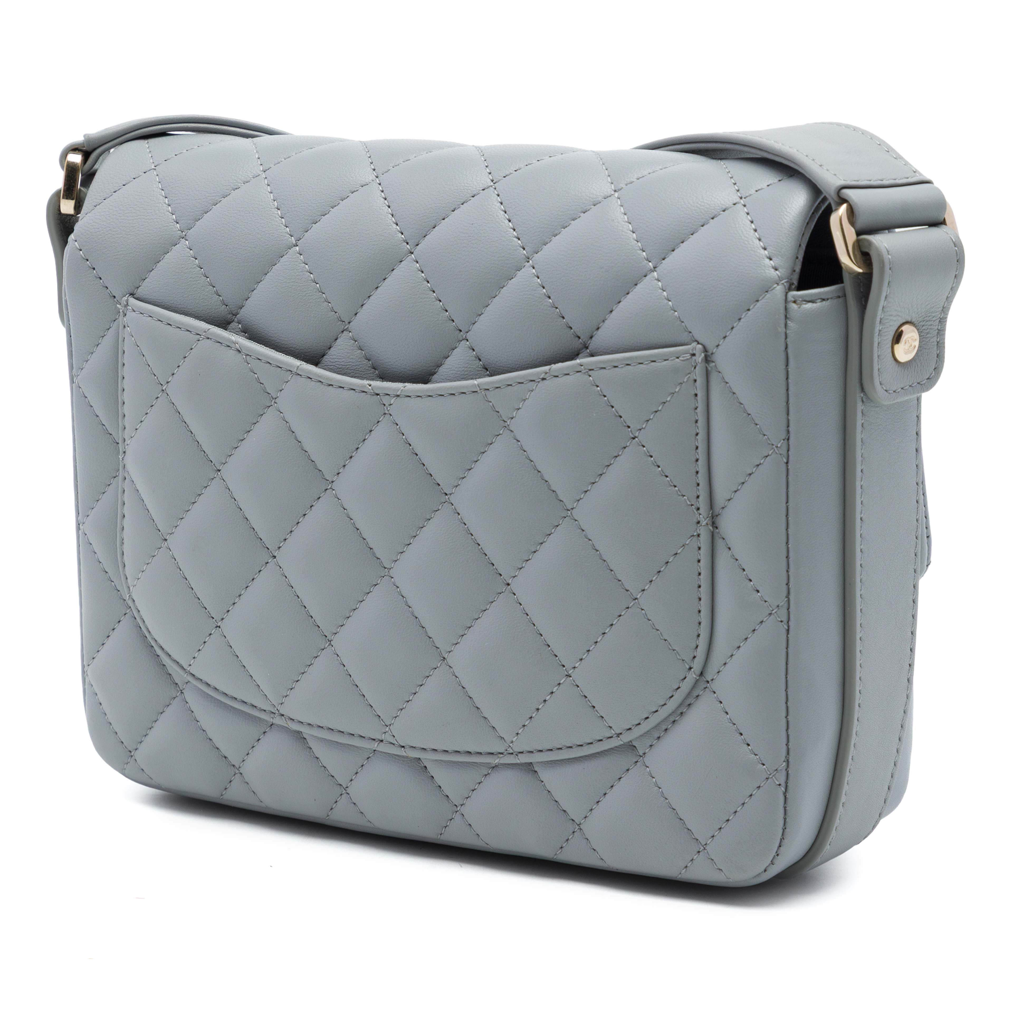 Chanel Quilted Calfskin Bolero De Chanel Flap, från Luxclusif, i färgen grå. Klicka för att öppna bilden i stort format