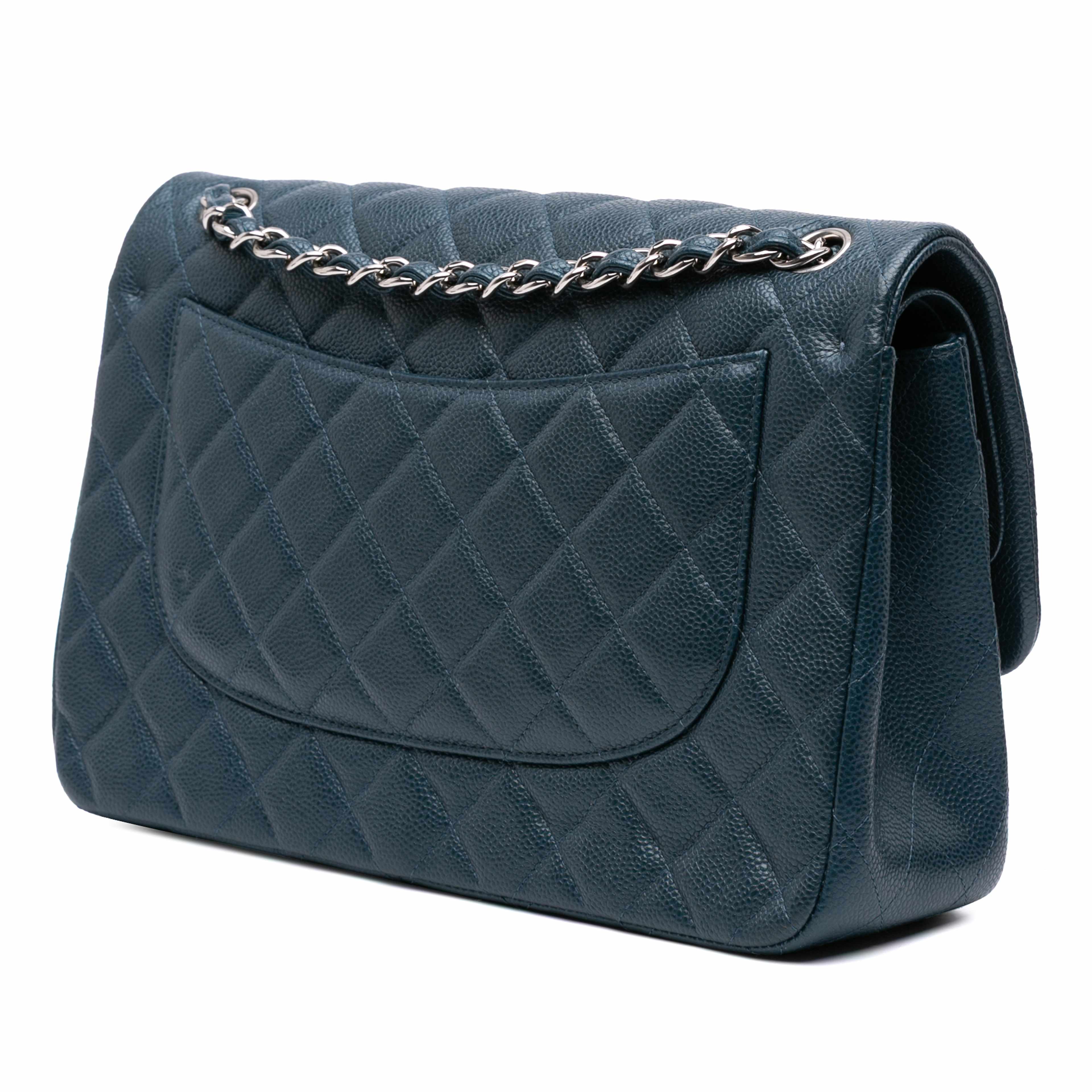 Chanel Jumbo Classic Iridescent Caviar Double Flap, från Luxclusif, i färgen dark blue. Klicka för att öppna bilden i stort format