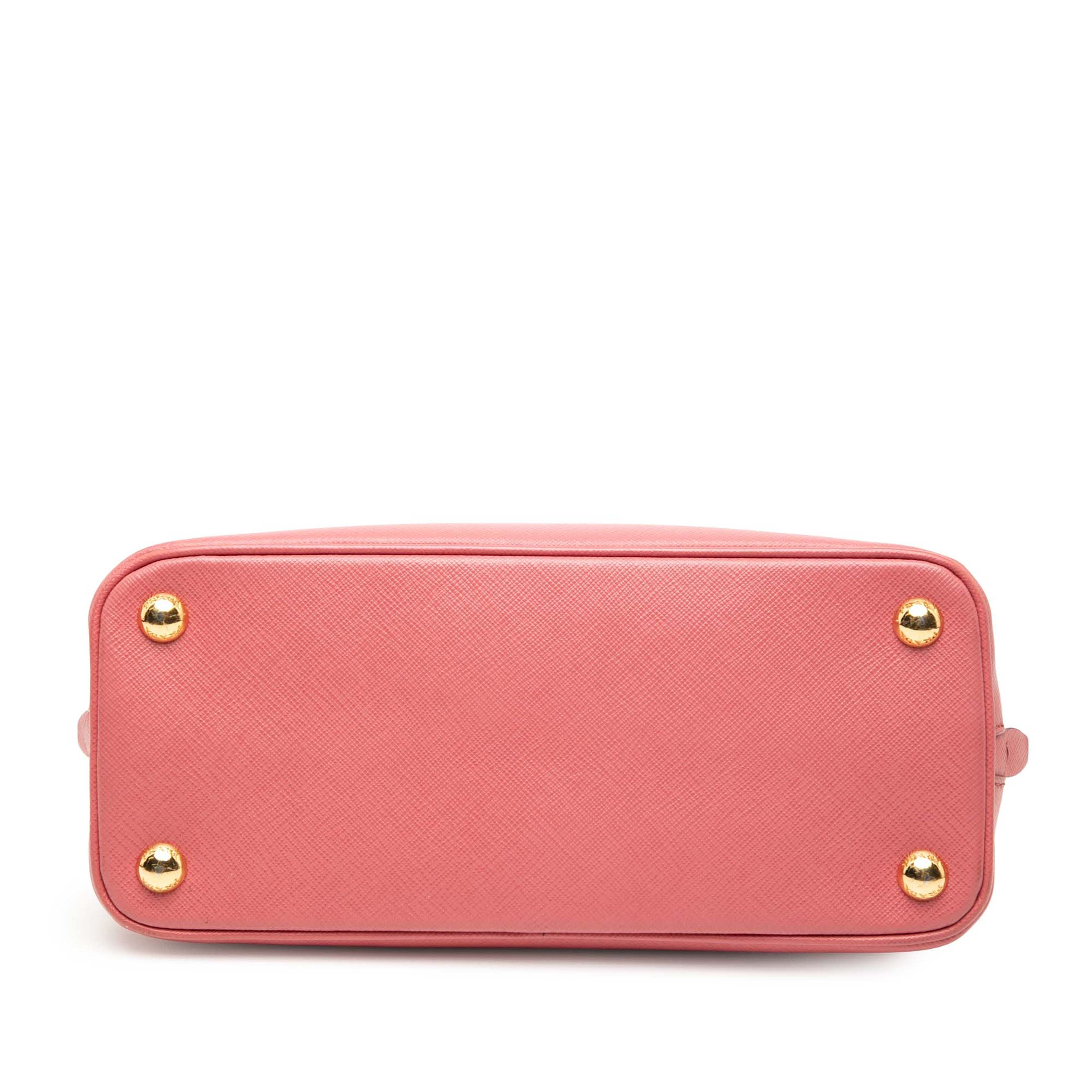 Prada Small Saffiano Lux Promenade Satchel, från Luxclusif, i färgen pink. Klicka för att öppna bilden i stort format