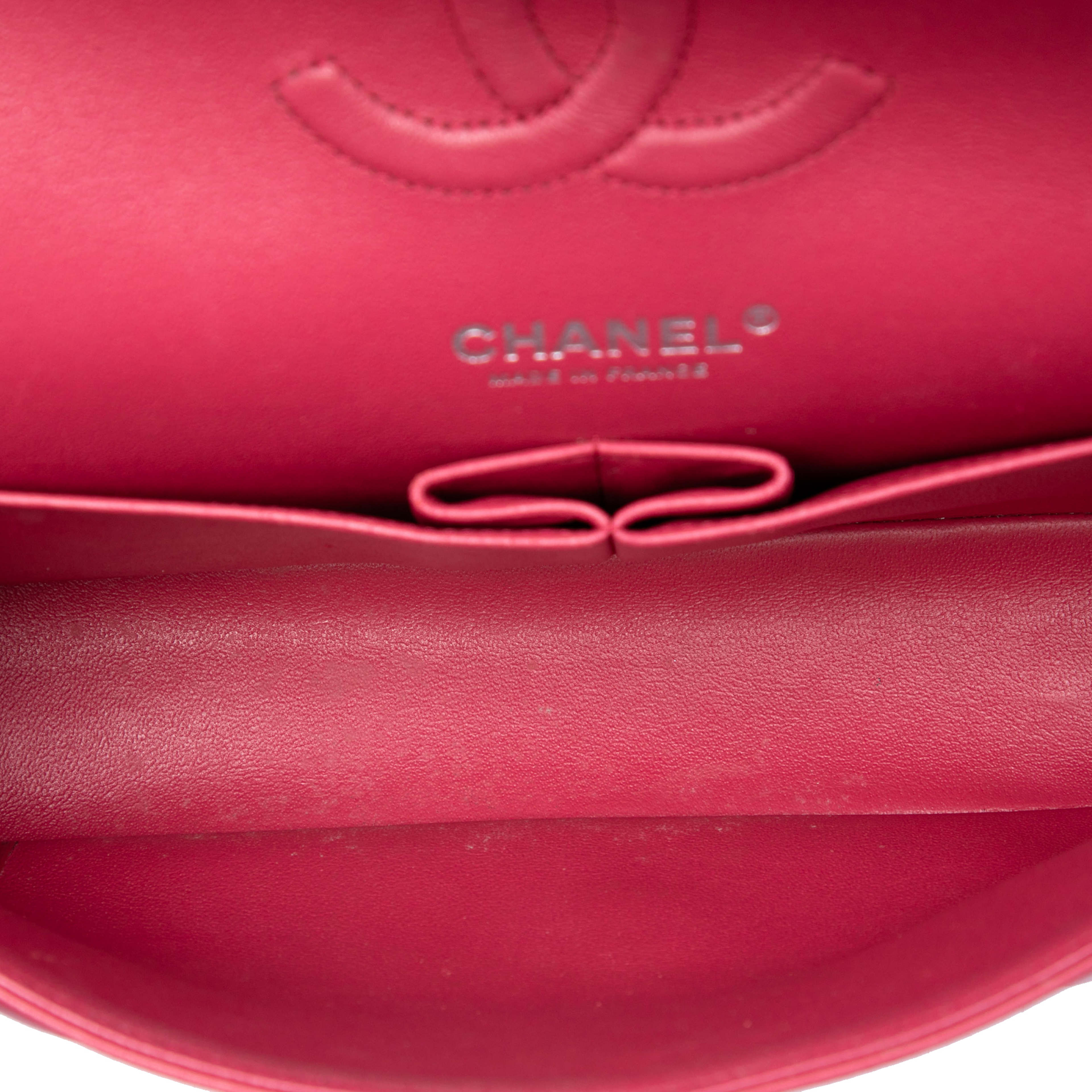 Chanel Medium Classic Lambskin Double Flap, från Luxclusif, i färgen rosa. Klicka för att öppna bilden i stort format