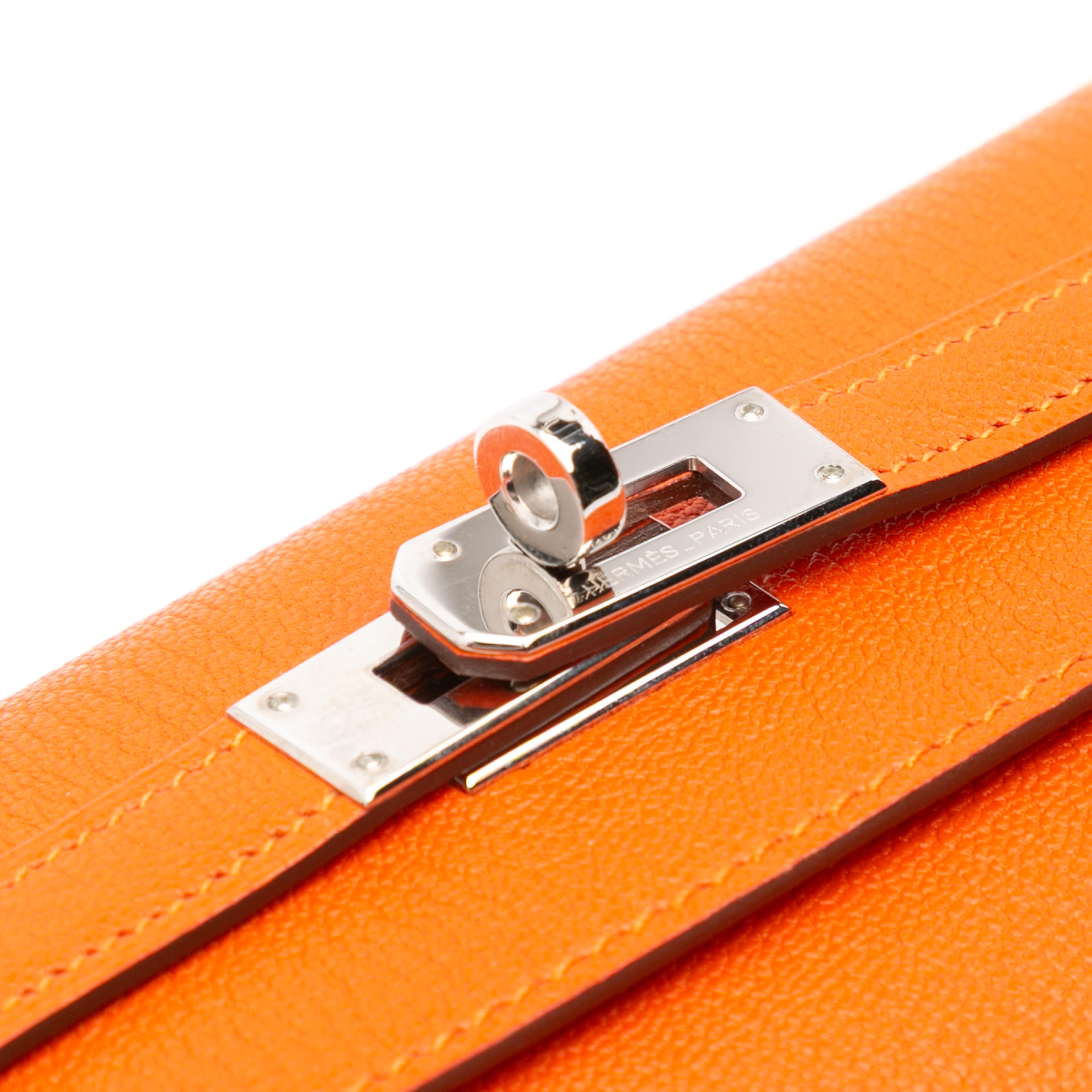 Hermès Chevre Mysore Kelly Longue Wallet, från Luxclusif, i färgen orange. Klicka för att öppna bilden i stort format