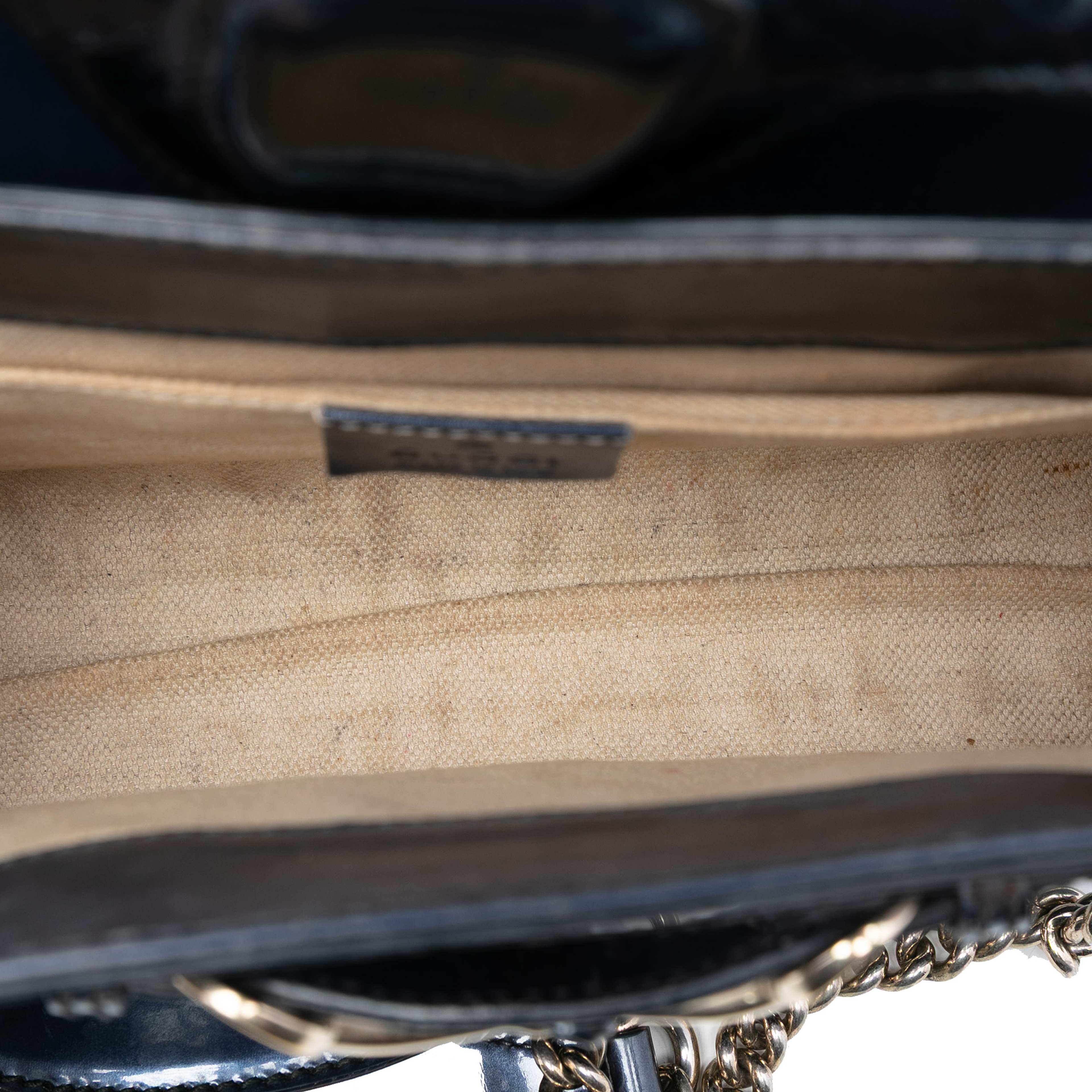 Gucci Small Guccissima Patent Emily Shoulder Bag, från Luxclusif, i färgen navy. Klicka för att öppna bilden i stort format