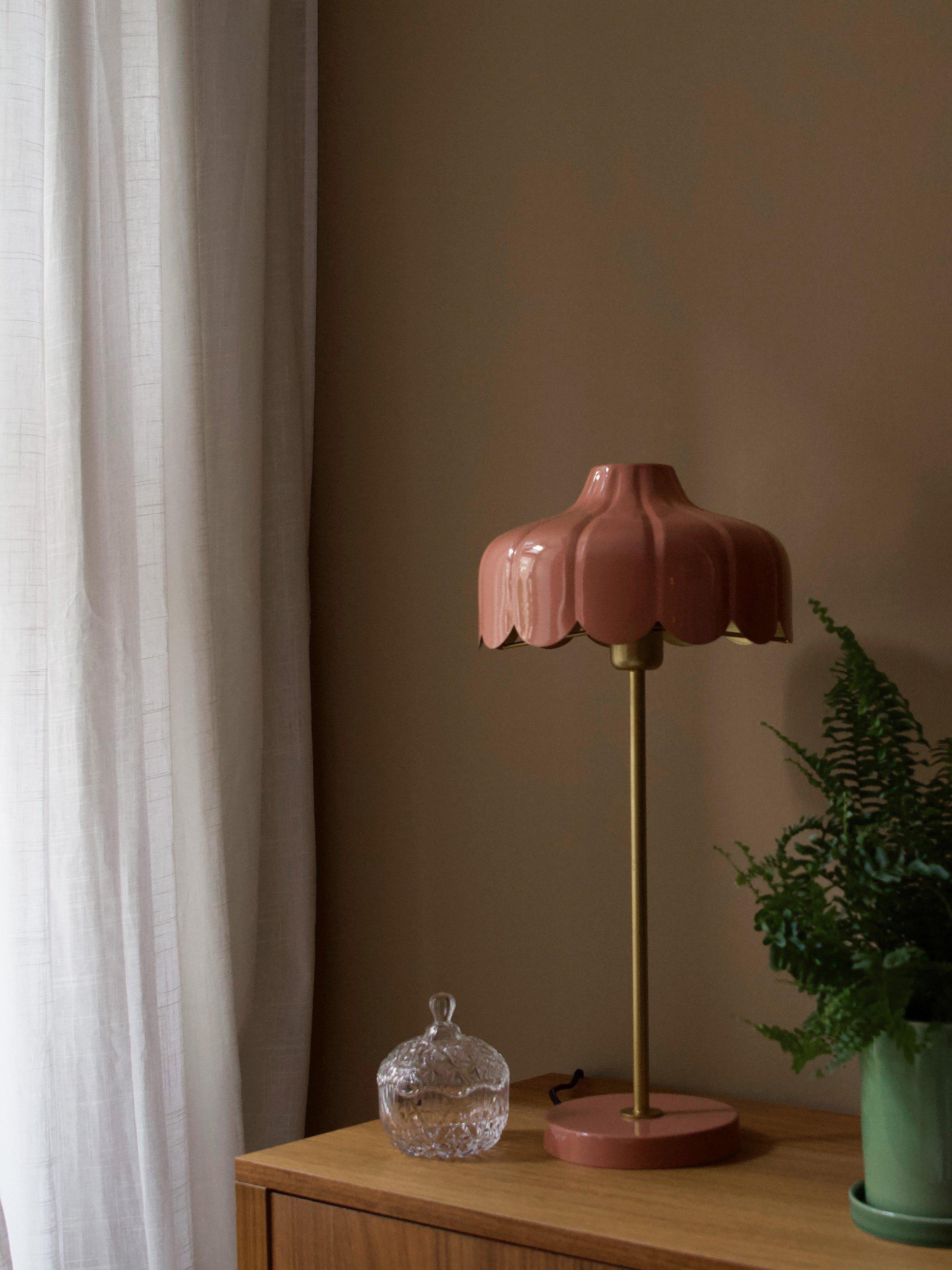 Wells Bordslampa, från PR Home, i färgen mellanrosa. Klicka för att öppna bilden i stort format