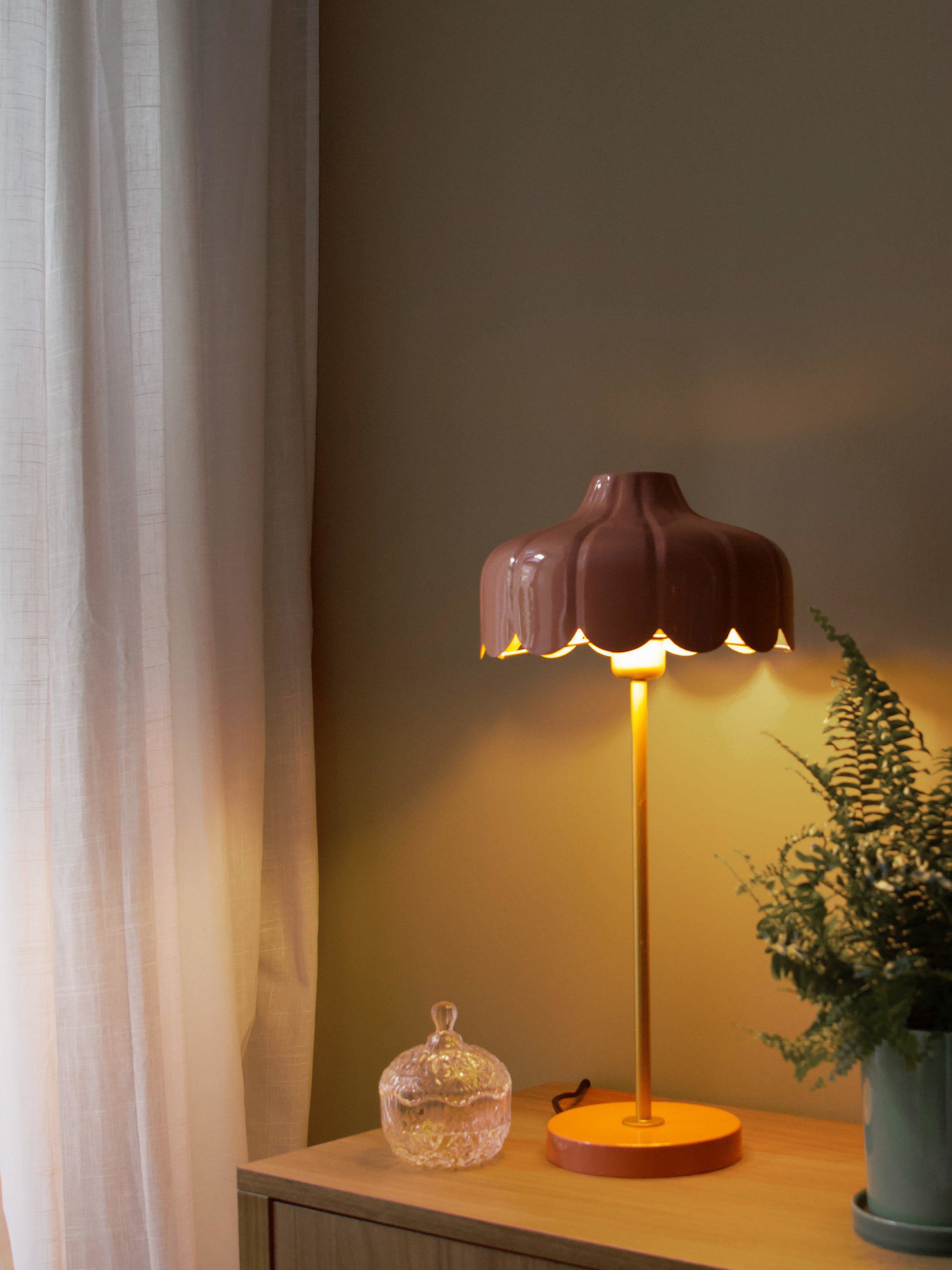 Wells Bordslampa, från PR Home, i färgen mellanrosa. Klicka för att öppna bilden i stort format