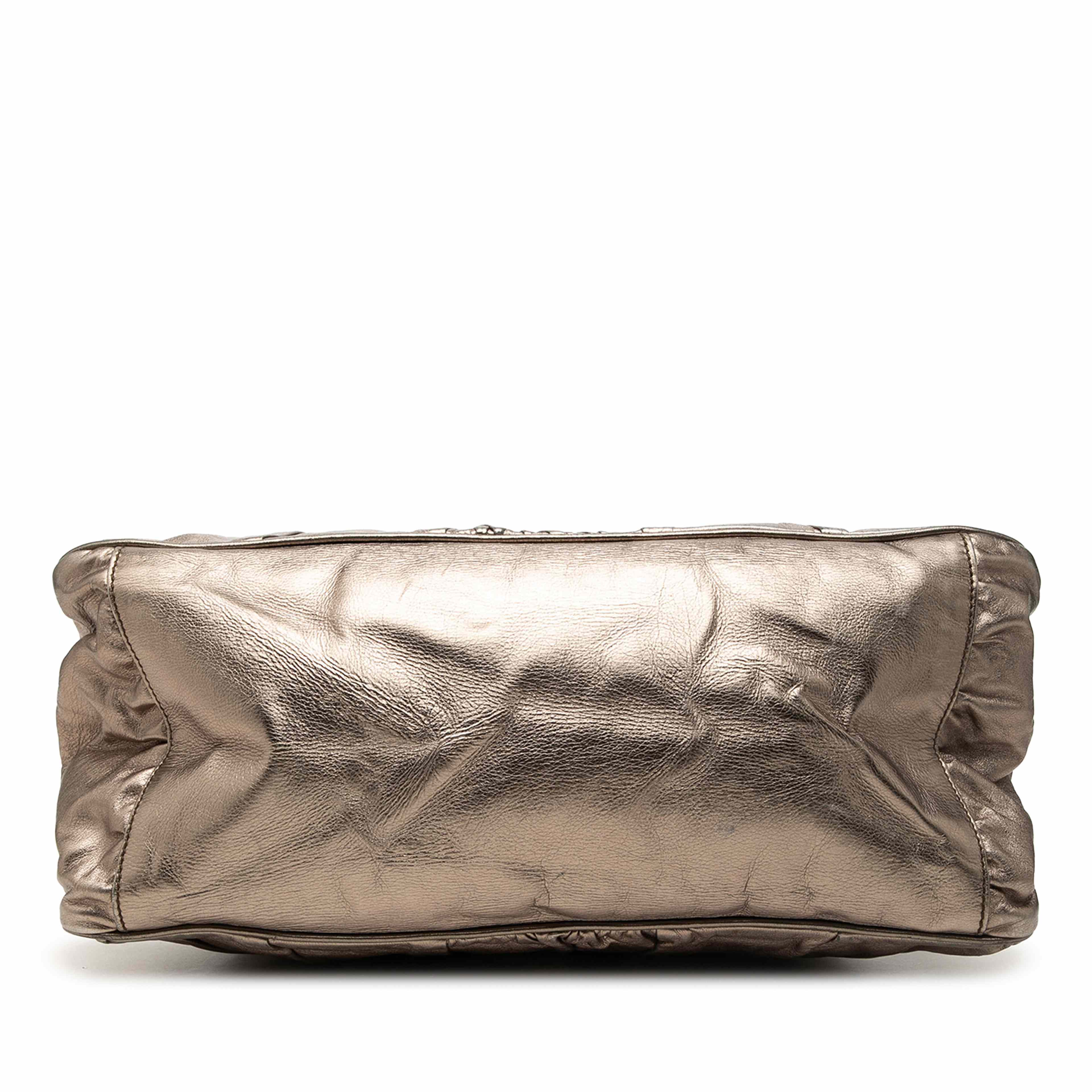 Gucci Large Metallic Calfskin Hysteria Satchel, från Luxclusif, i färgen guld. Klicka för att öppna bilden i stort format