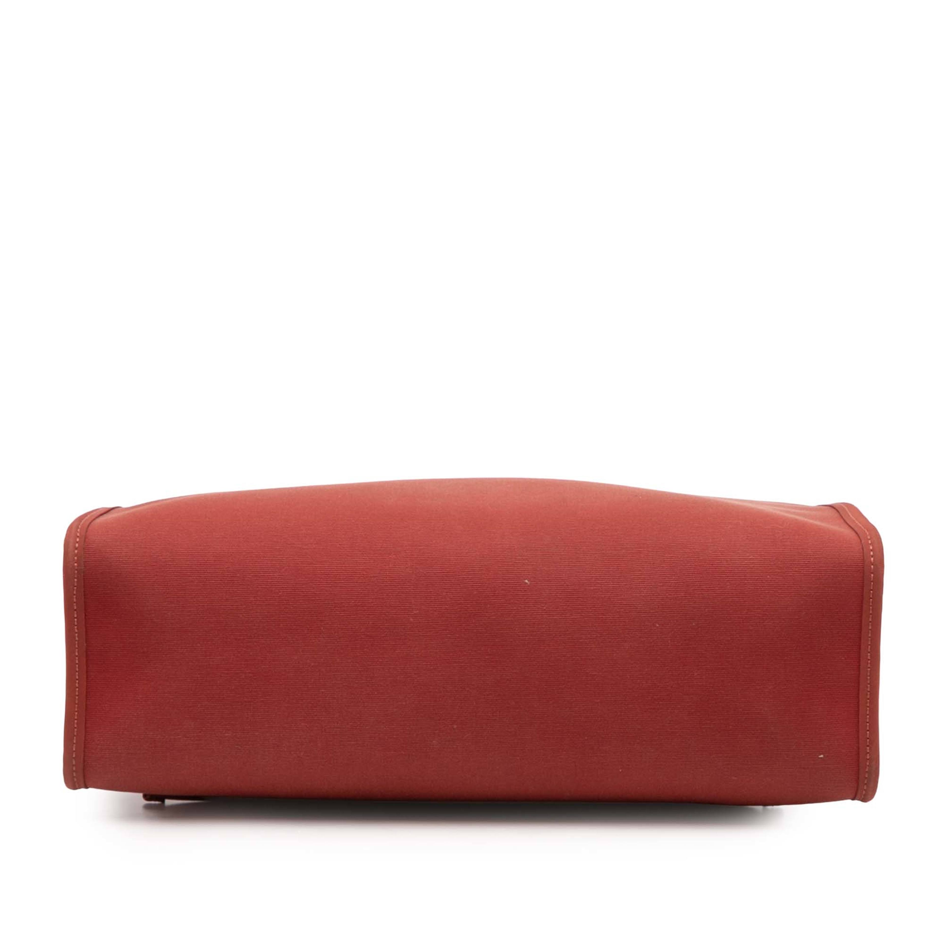 Hermès Toile Herbag Zip Retourne Verso 31, från Luxclusif, i färgen brick. Klicka för att öppna bilden i stort format