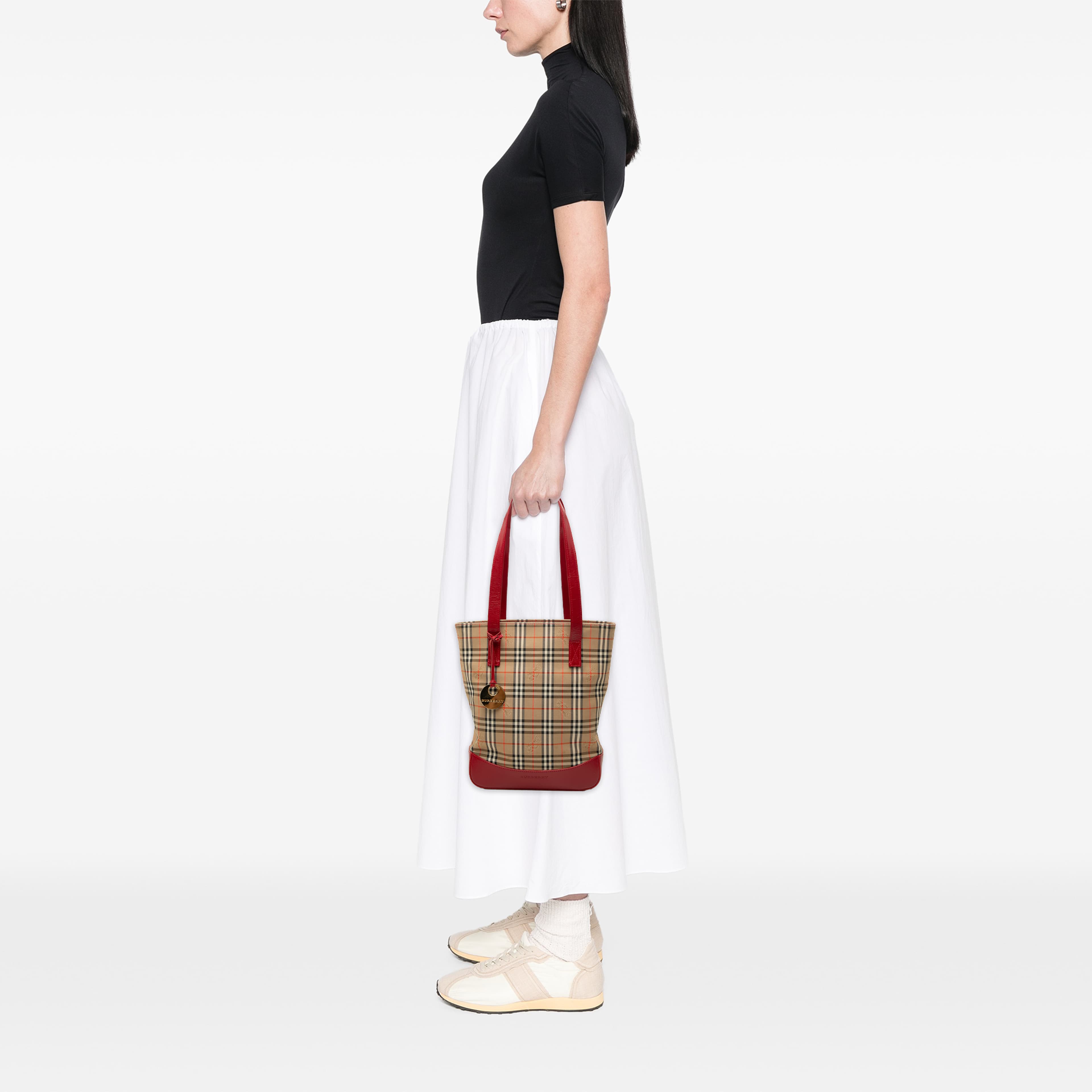 Burberry Haymarket Check Canvas Tote, från Luxclusif, i färgen röd. Klicka för att öppna bilden i stort format