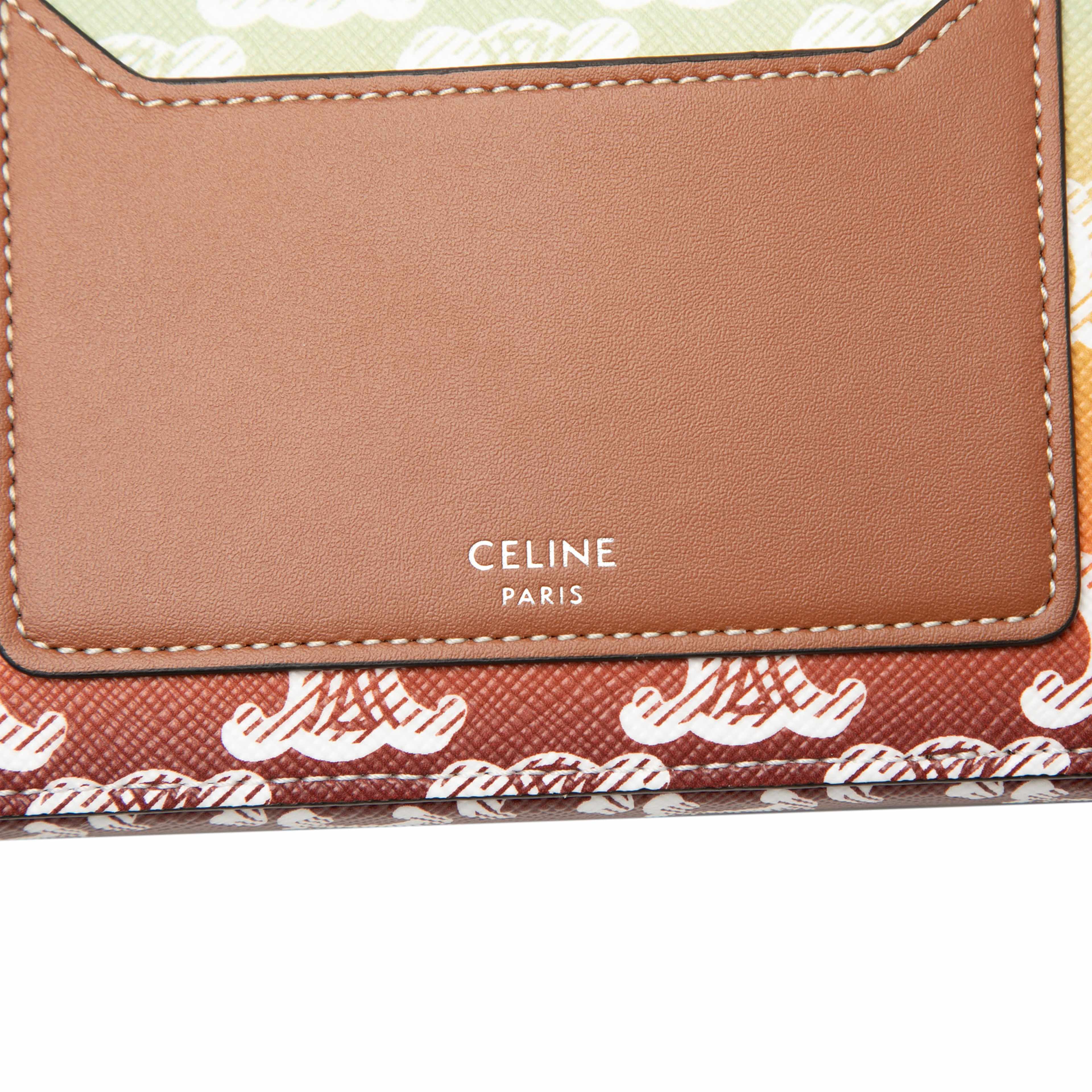 Celine Triomphe Coated Canvas Sunset Logo Horizontal Pouch, från Luxclusif, i färgen brown. Klicka för att öppna bilden i stort format