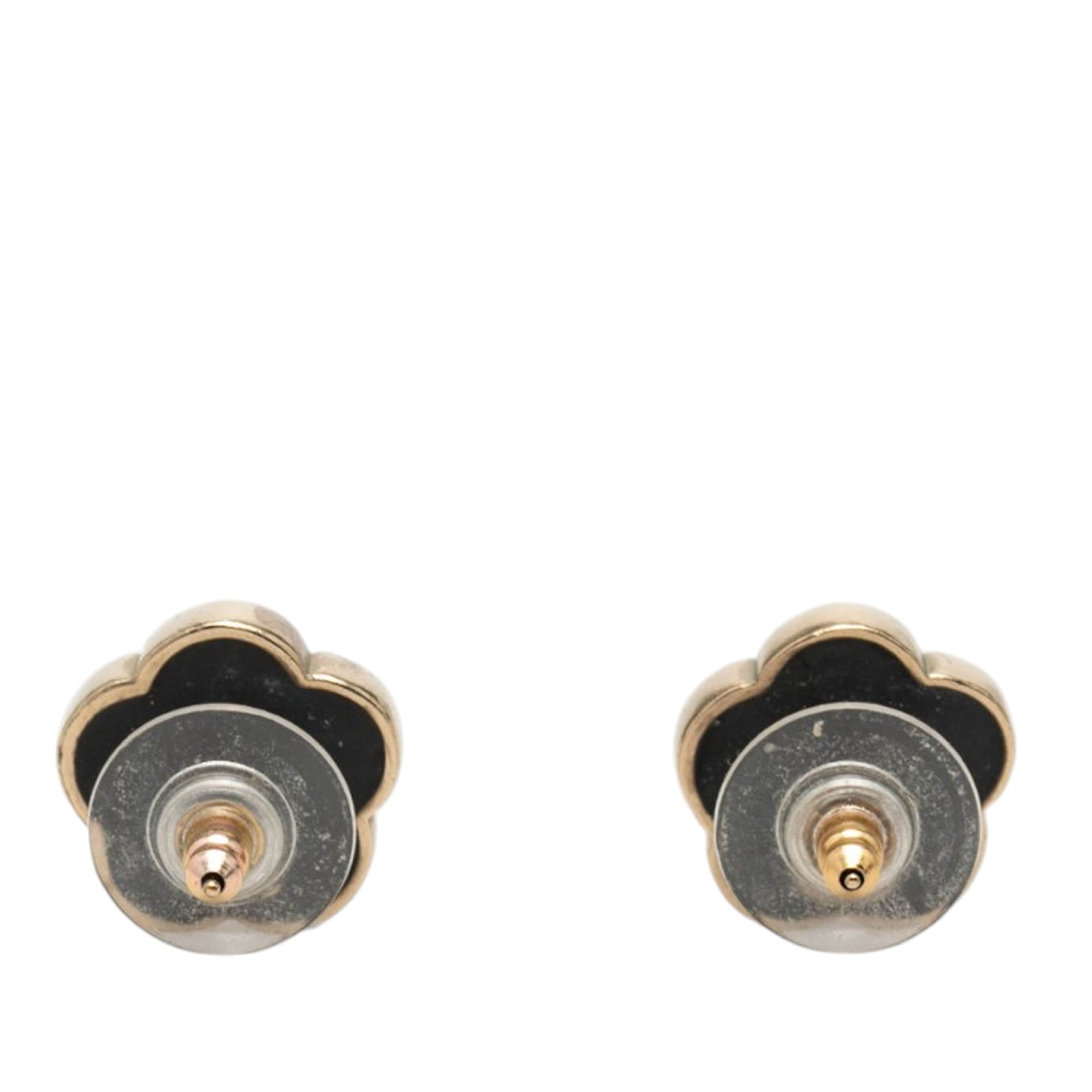 Chanel Cc Brass Enamel Faux Pearl And Strass Flower Earrings, från Luxclusif, i färgen svart. Klicka för att öppna bilden i stort format