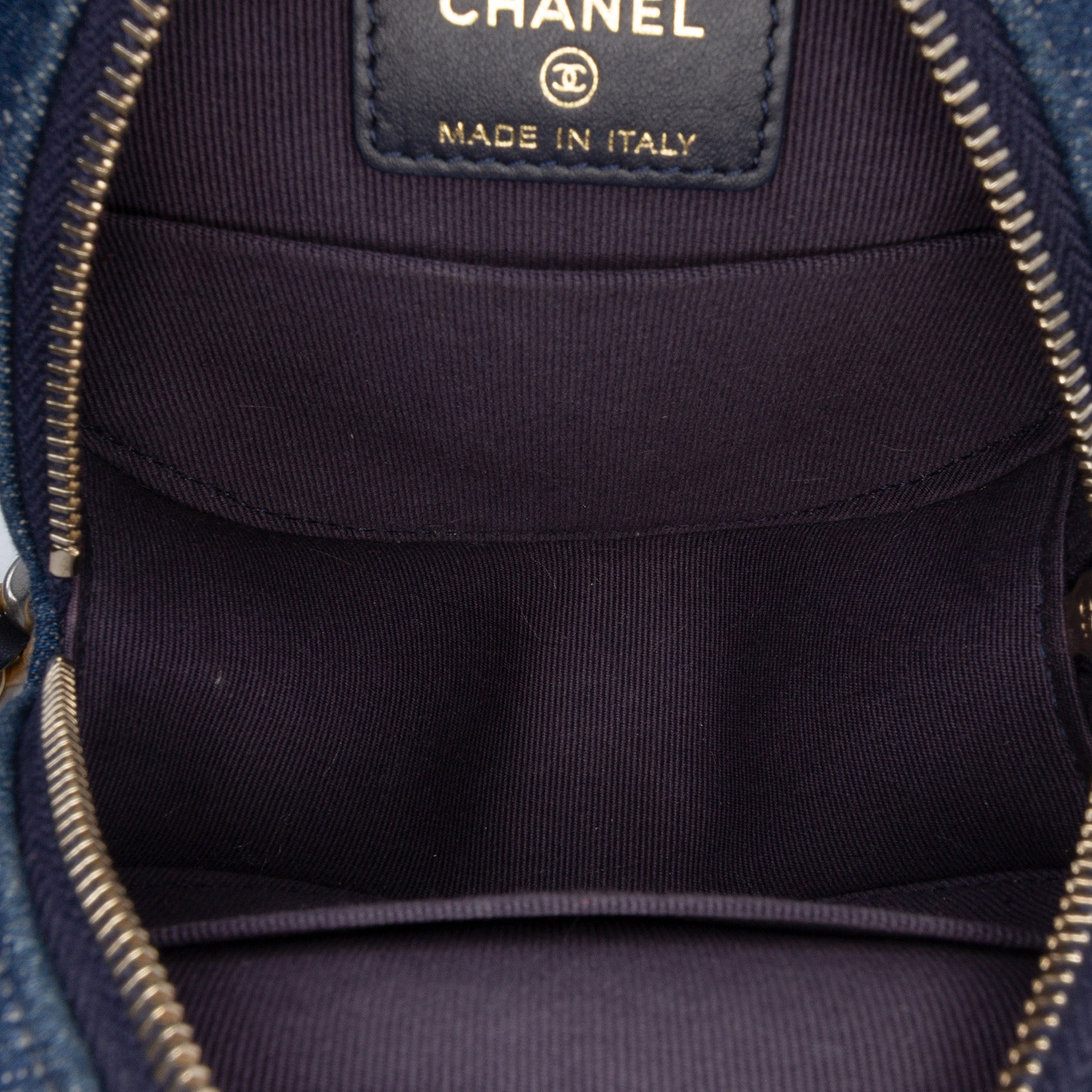 Chanel Denim 19 Round Clutch With Chain, från Luxclusif, i färgen denim. Klicka för att öppna bilden i stort format