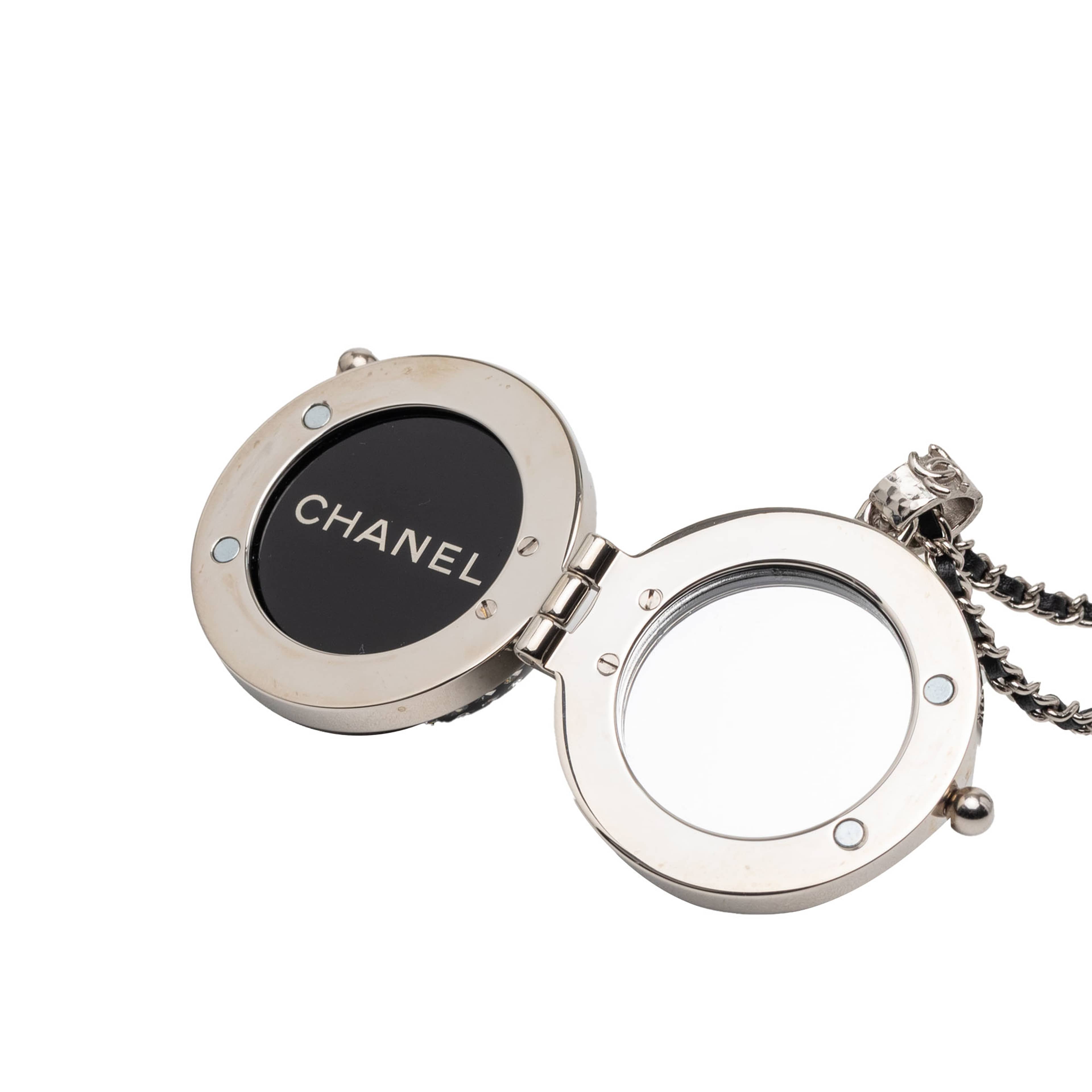 Chanel Cc Silver Plated Lambskin Woven Resin Crystal Mirror Ball Pendant Necklace, från Luxclusif, i färgen silver. Klicka för att öppna bilden i stort format