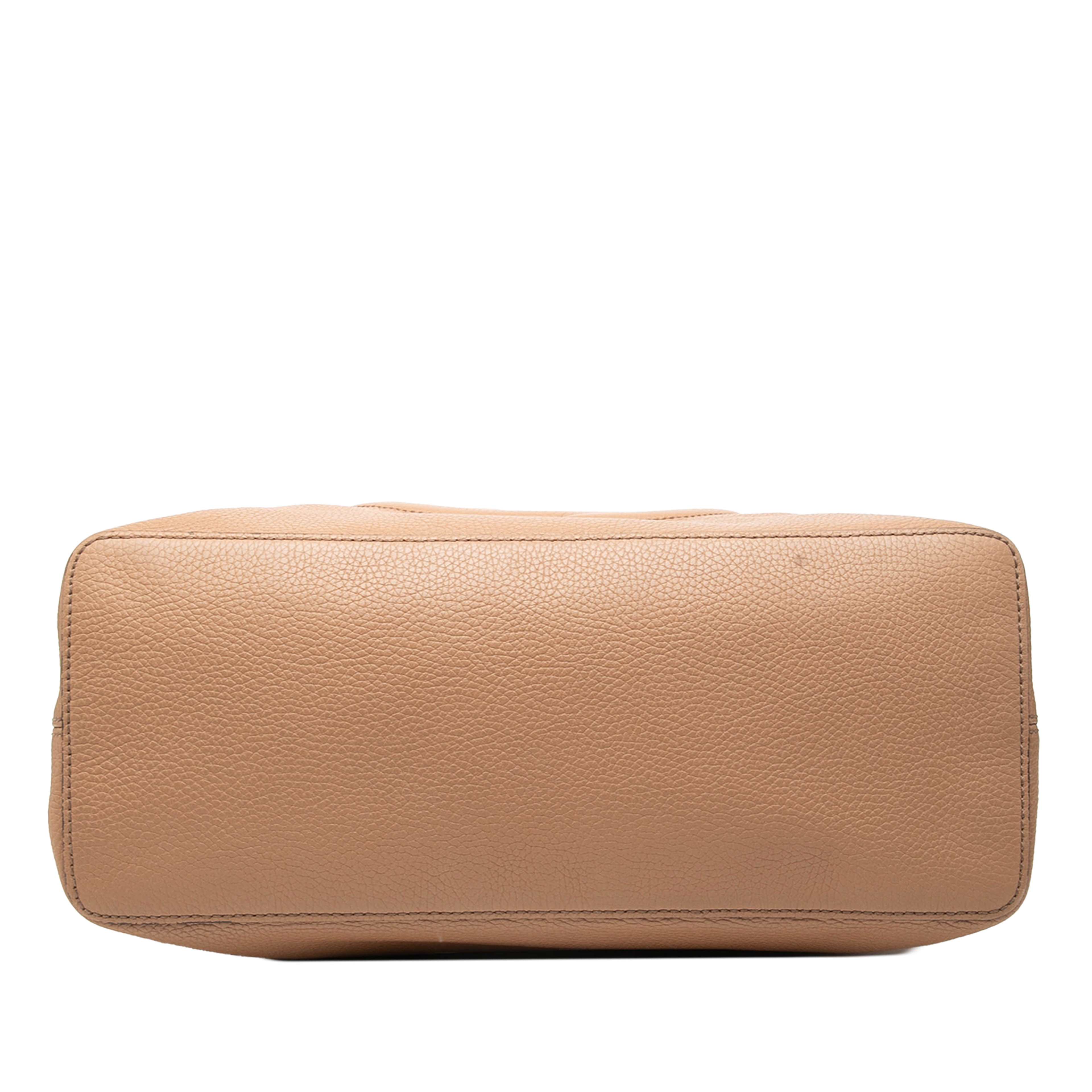 Gucci Large Pebbled Calfskin Soho Convertible Hobo, från Luxclusif, i färgen beige. Klicka för att öppna bilden i stort format
