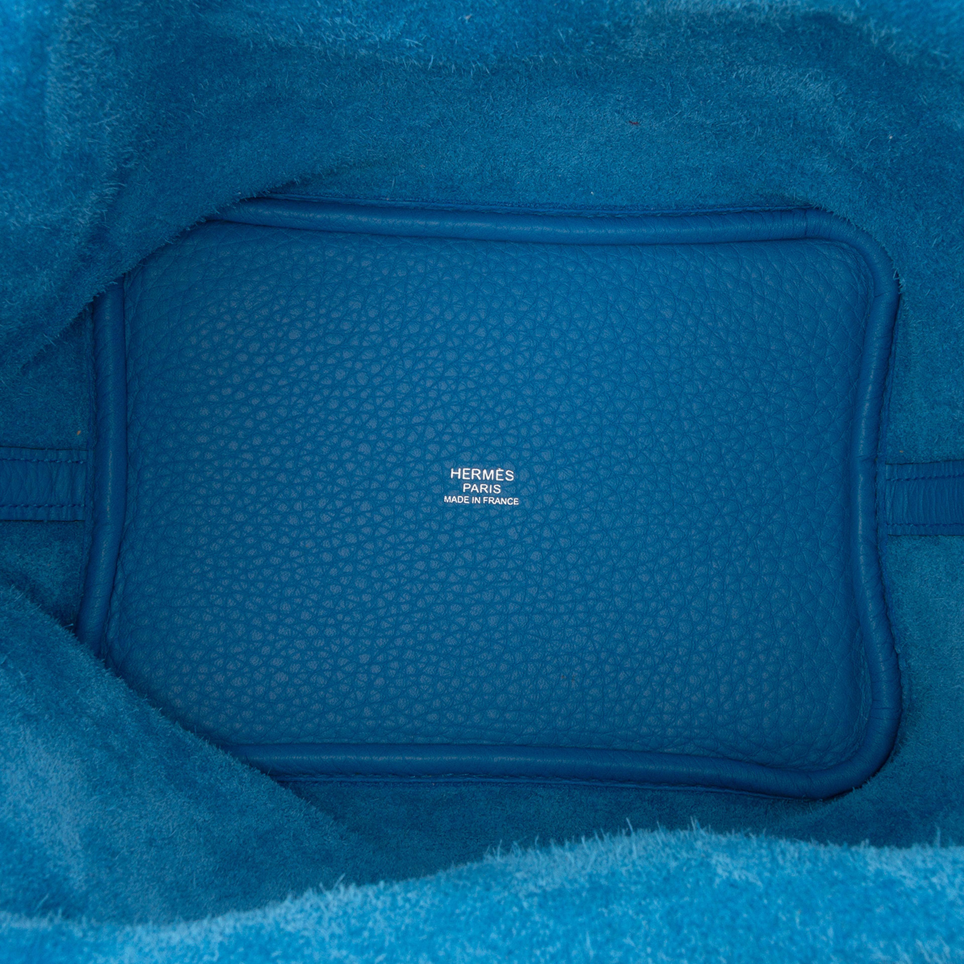 Hermès Clemence Picotin Lock 18, från Luxclusif, i färgen blue. Klicka för att öppna bilden i stort format