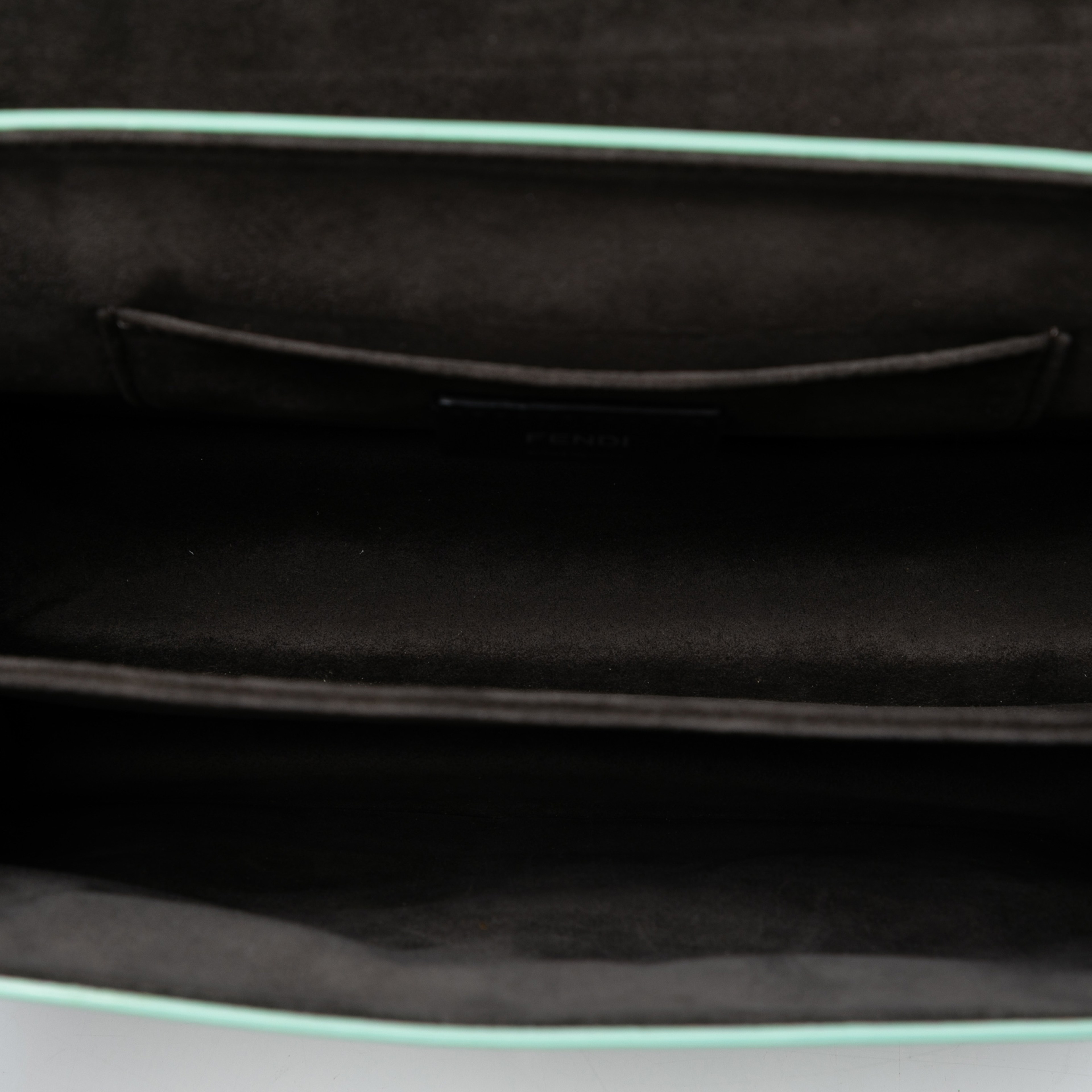 Fendi Medium Scalloped Leather Studded Kan I Satchel, från Luxclusif, i färgen white. Klicka för att öppna bilden i stort format