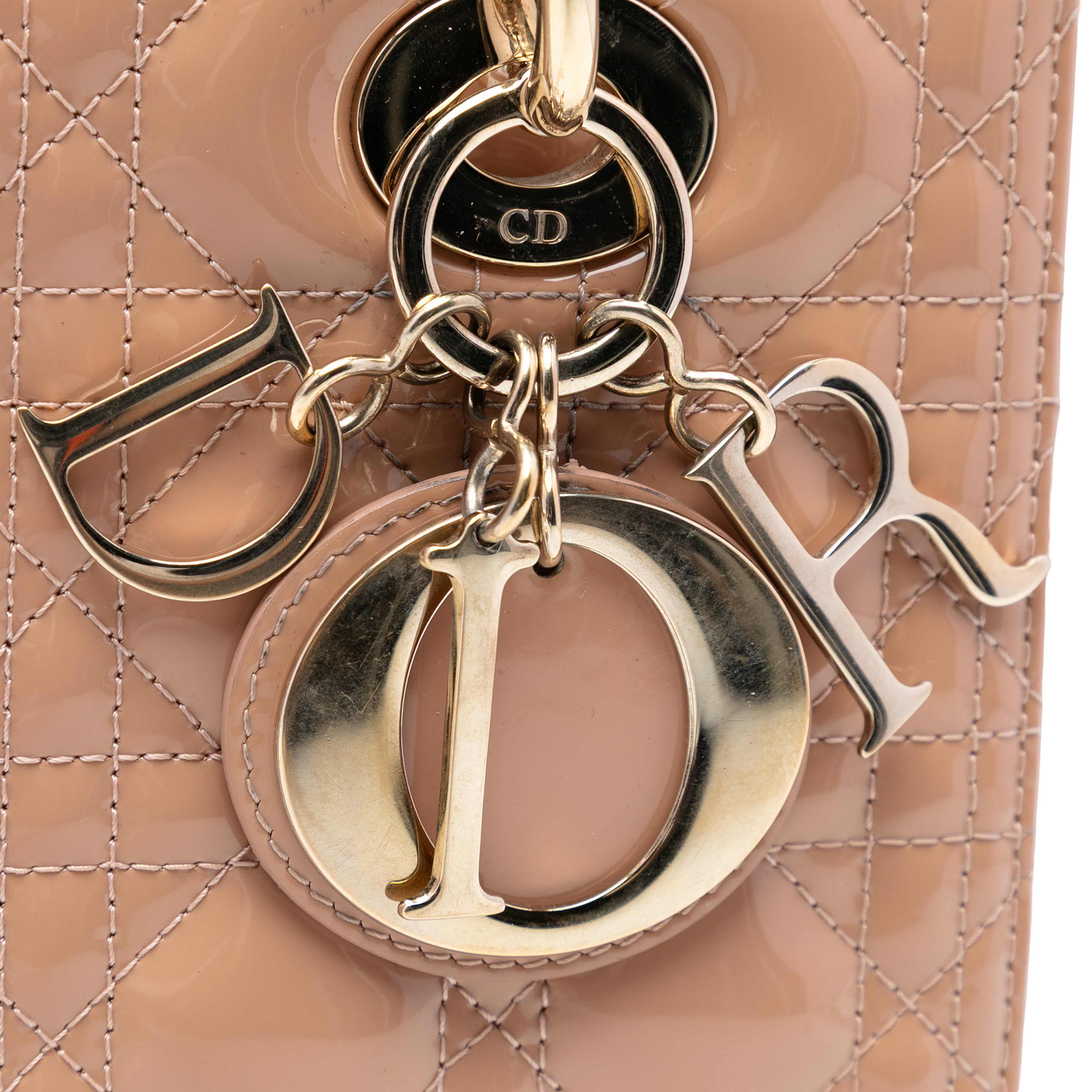 Dior Medium Patent Cannage Lady Dior, från Luxclusif, i färgen nude. Klicka för att öppna bilden i stort format