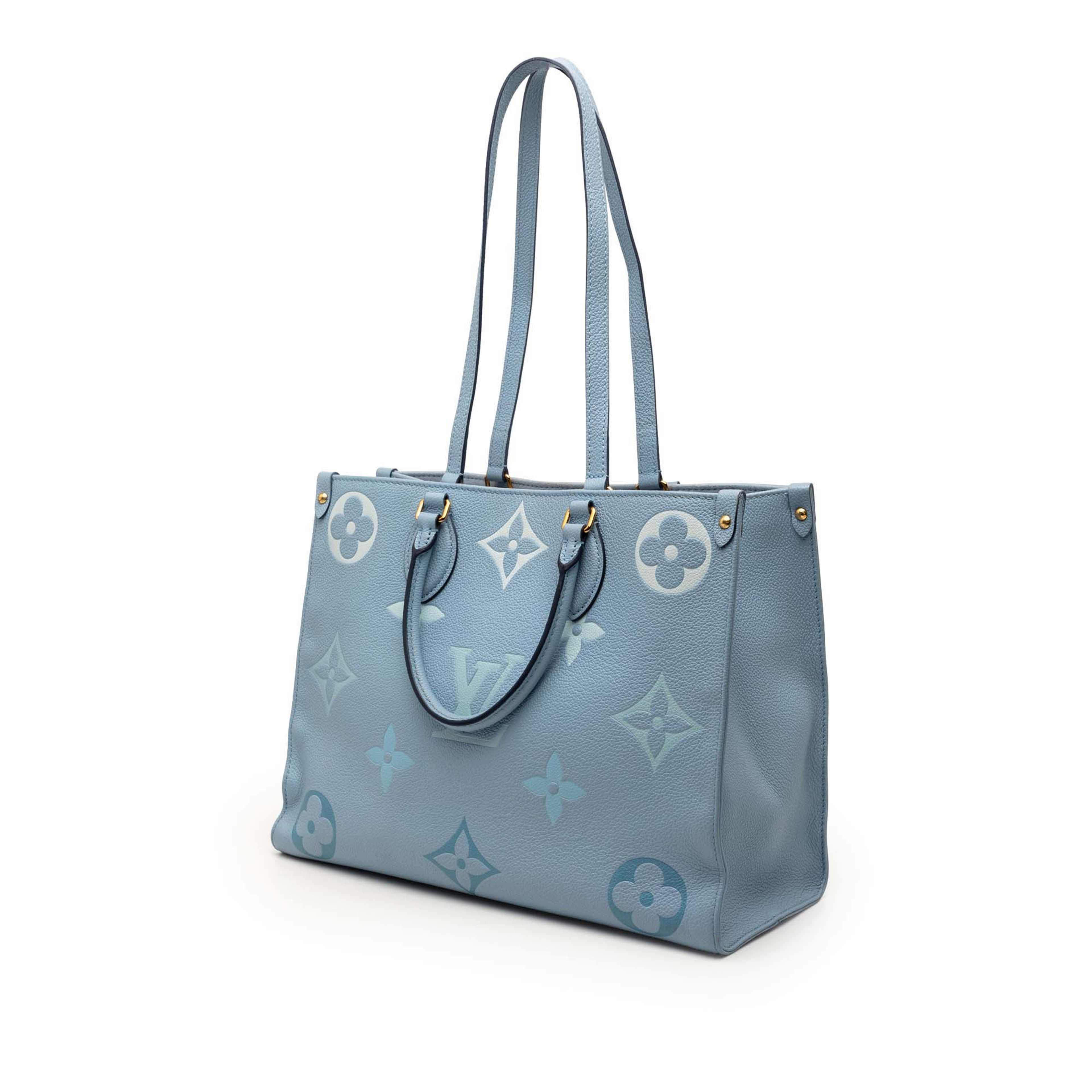 Louis Vuitton Monogram Empreinte Giant By The Pool Onthego Mm, från Luxclusif, i färgen light blue. Klicka för att öppna bilden i stort format