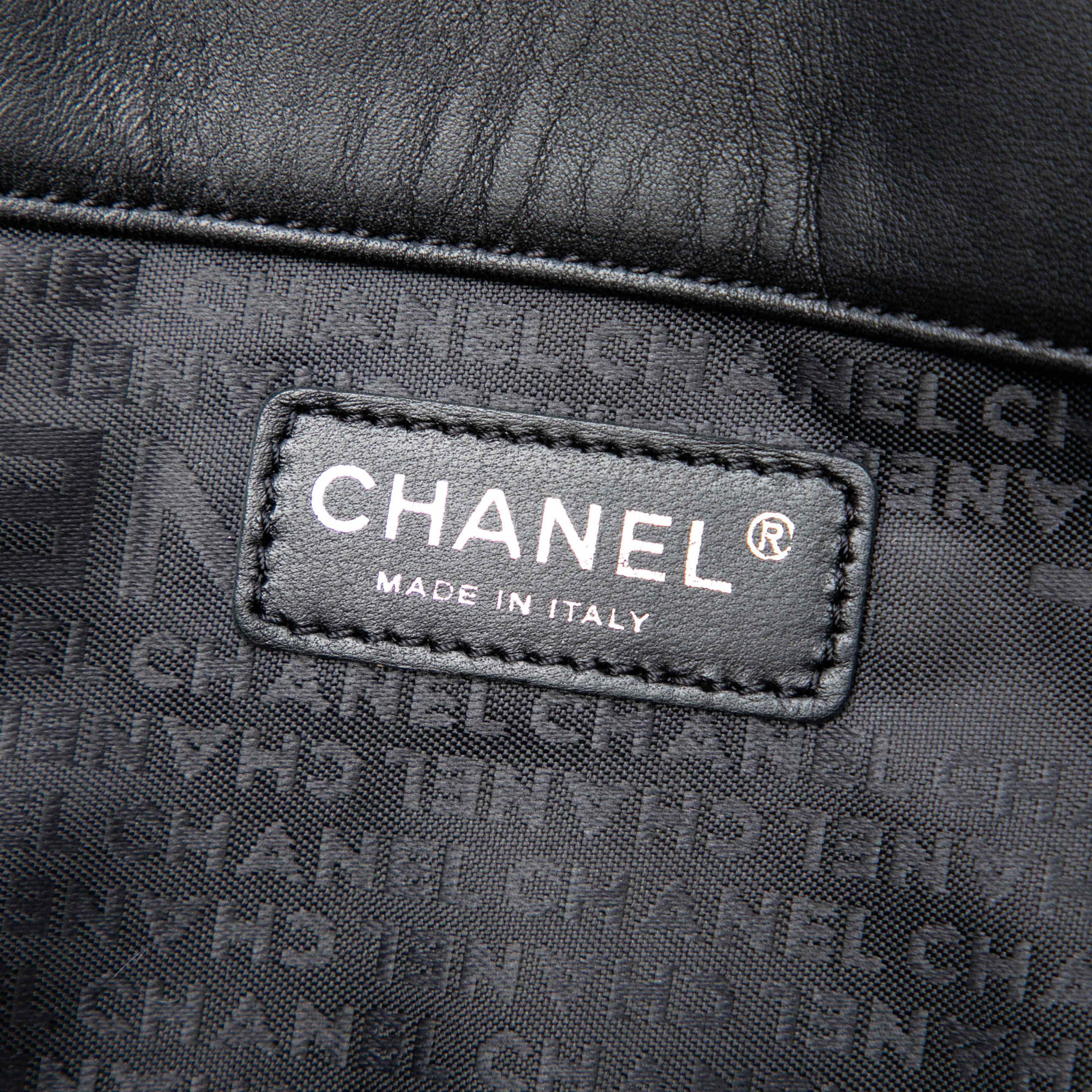 Chanel Cc Choco Bar Lambskin Camellia No 5 Tote, från Luxclusif, i färgen black. Klicka för att öppna bilden i stort format
