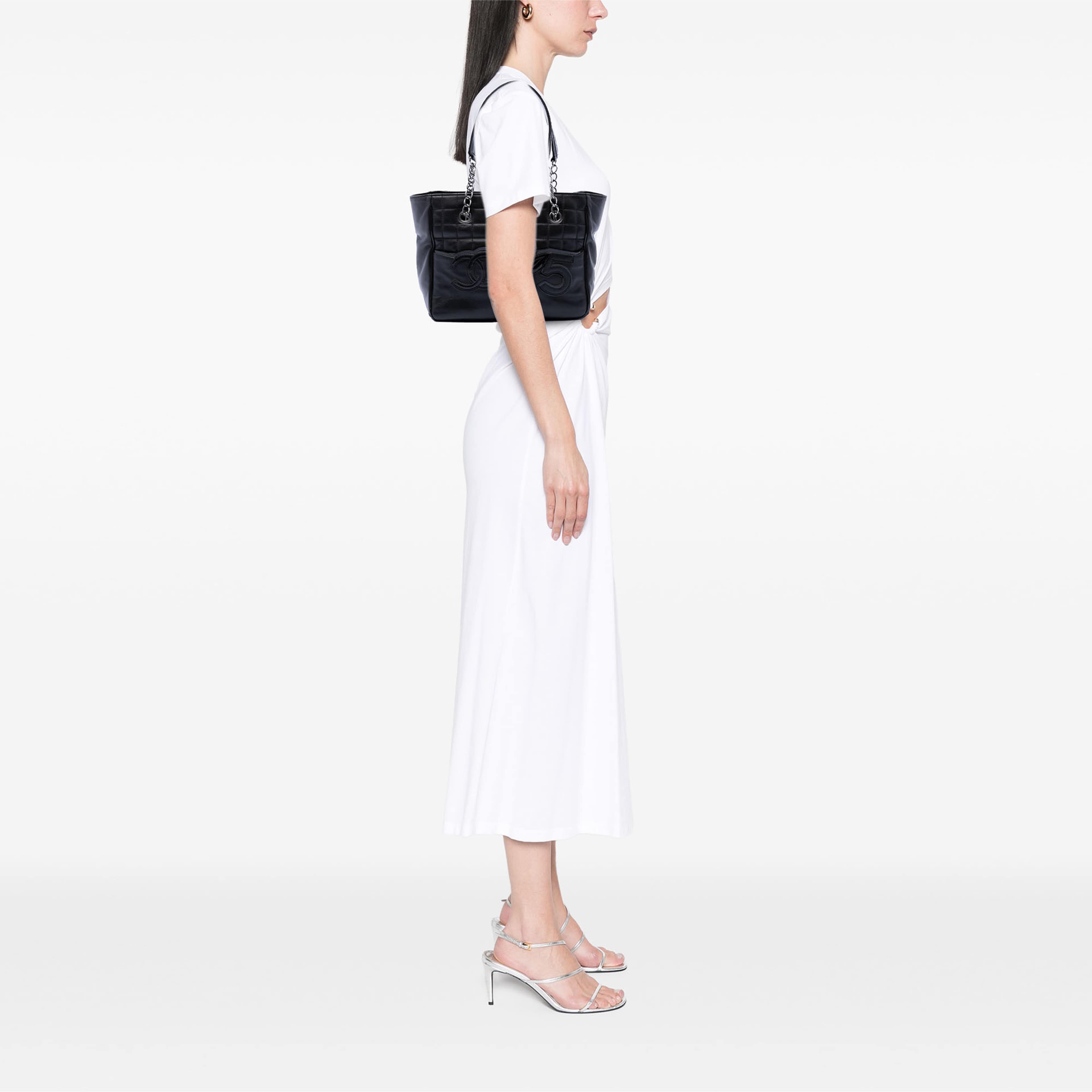 Chanel Cc Choco Bar Lambskin Camellia No 5 Tote, från Luxclusif, i färgen svart. Klicka för att öppna bilden i stort format