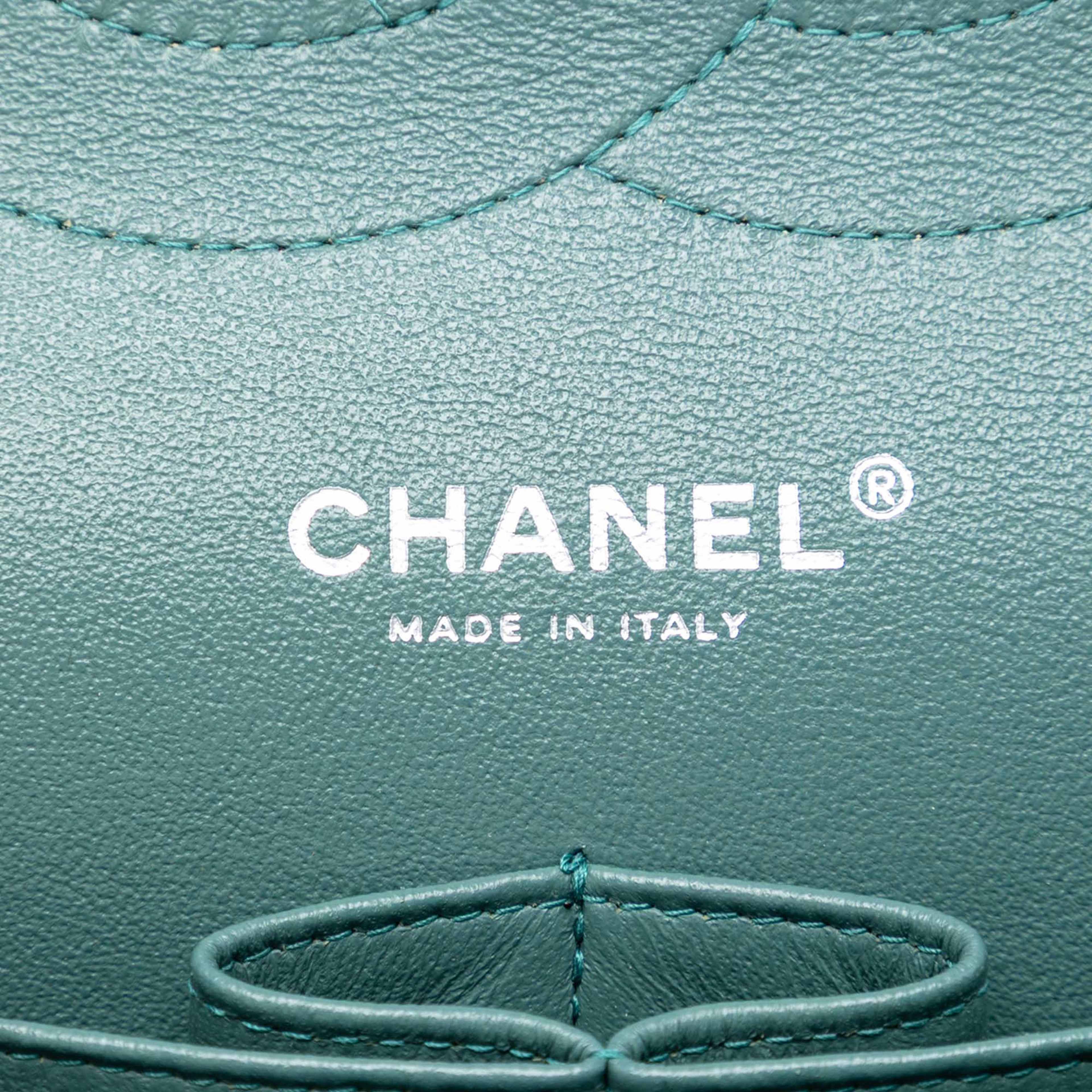 Chanel Jumbo Classic Iridescent Caviar Double Flap, från Luxclusif, i färgen turquoise. Klicka för att öppna bilden i stort format
